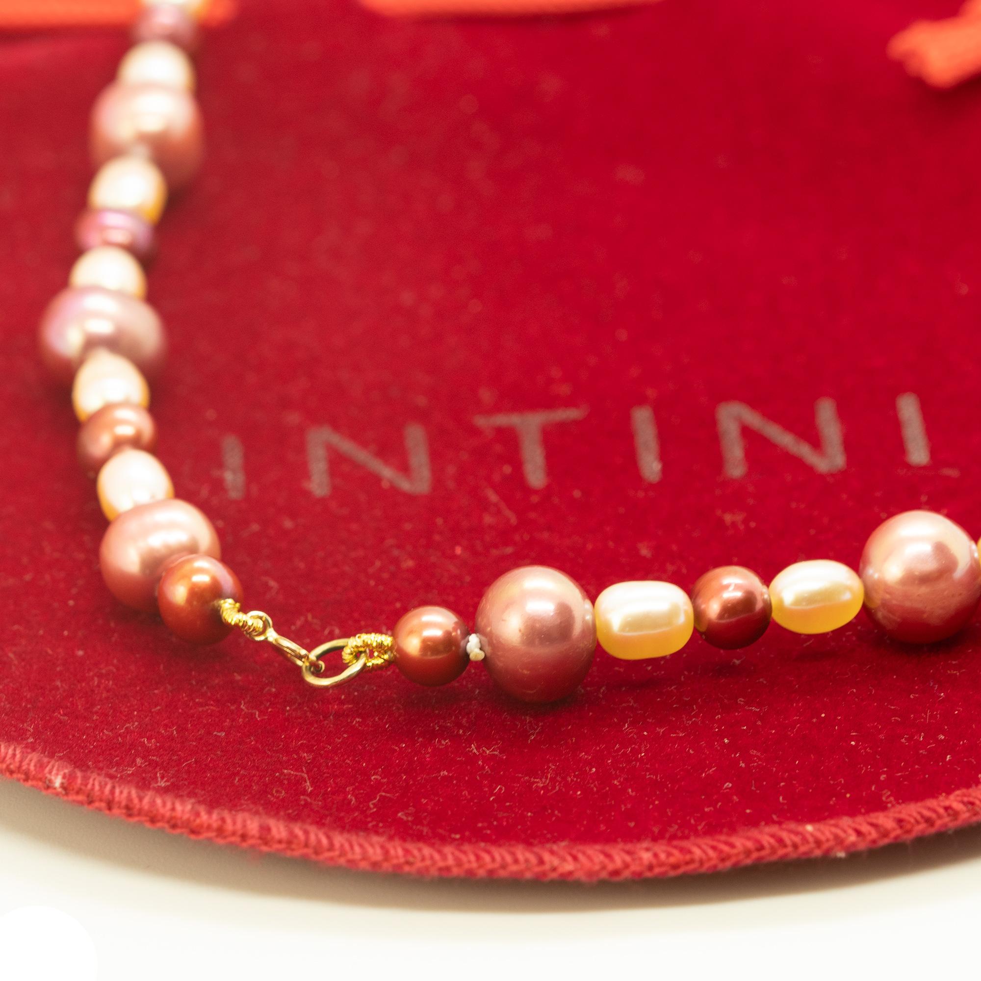 da uomo o donna Intini Jewels Collana Deco Boho Chic in oro 18 carati con perle rosa colorate e bianche in vendita