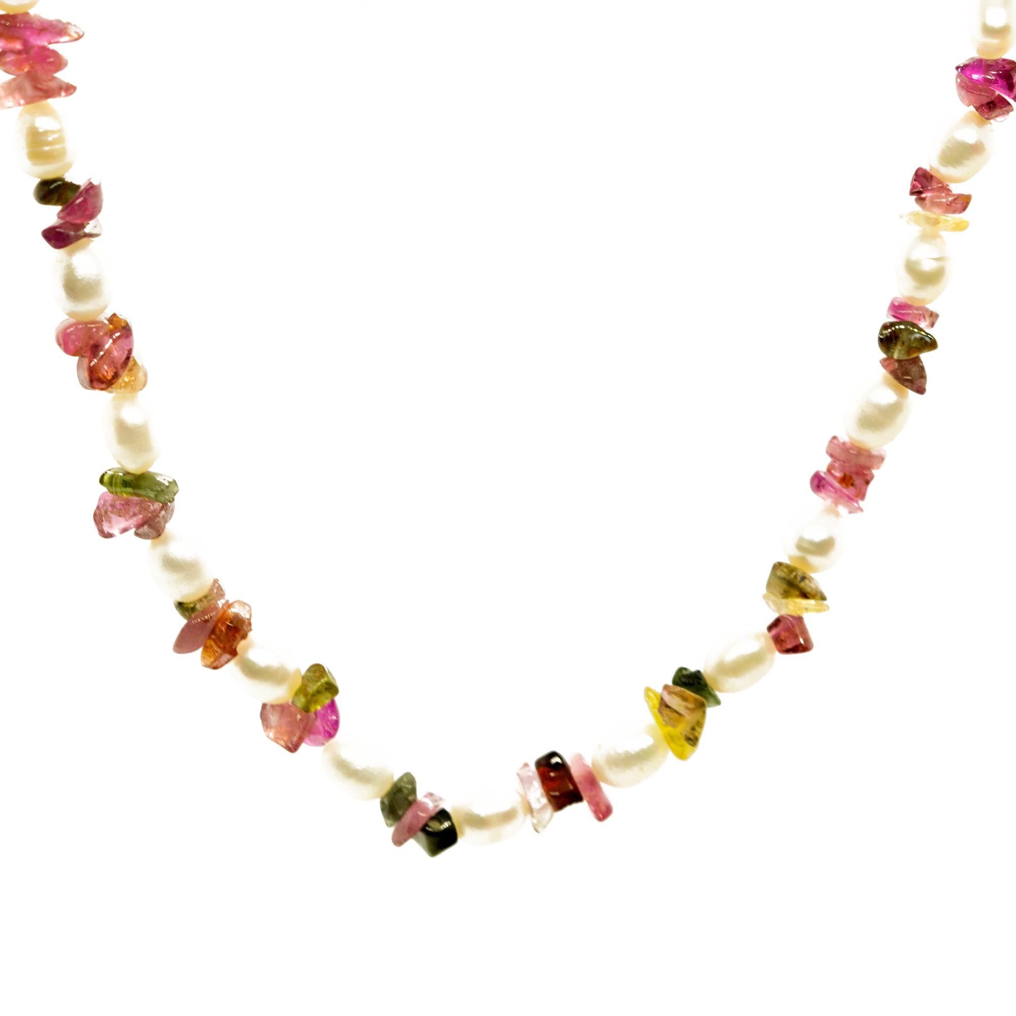 Un design coloré et glamour. Un style moderne et délicat pour une femme jeune et intrépide. Faites-vous plaisir avec un bijou artisanal lumineux. Perles de pierres précieuses naturelles avec une fermeture en or jaune 18 carats. Le complément parfait