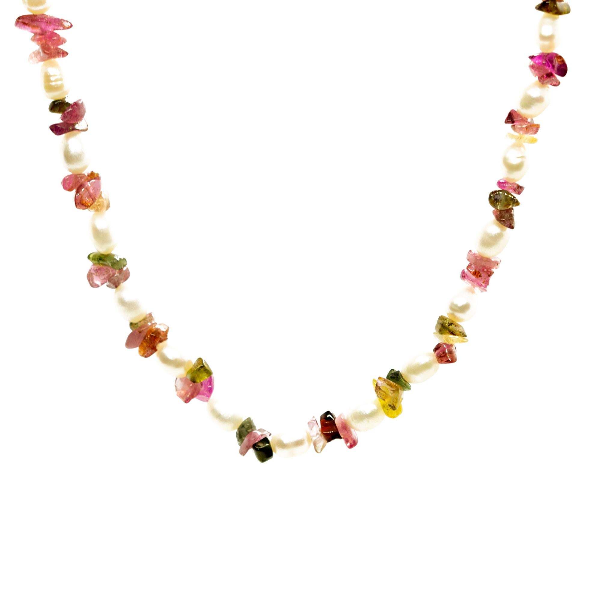 Taille ovale Intini Collier bohème chic en or 18 carats avec perles de tourmaline colorées et éclats de perles en vente