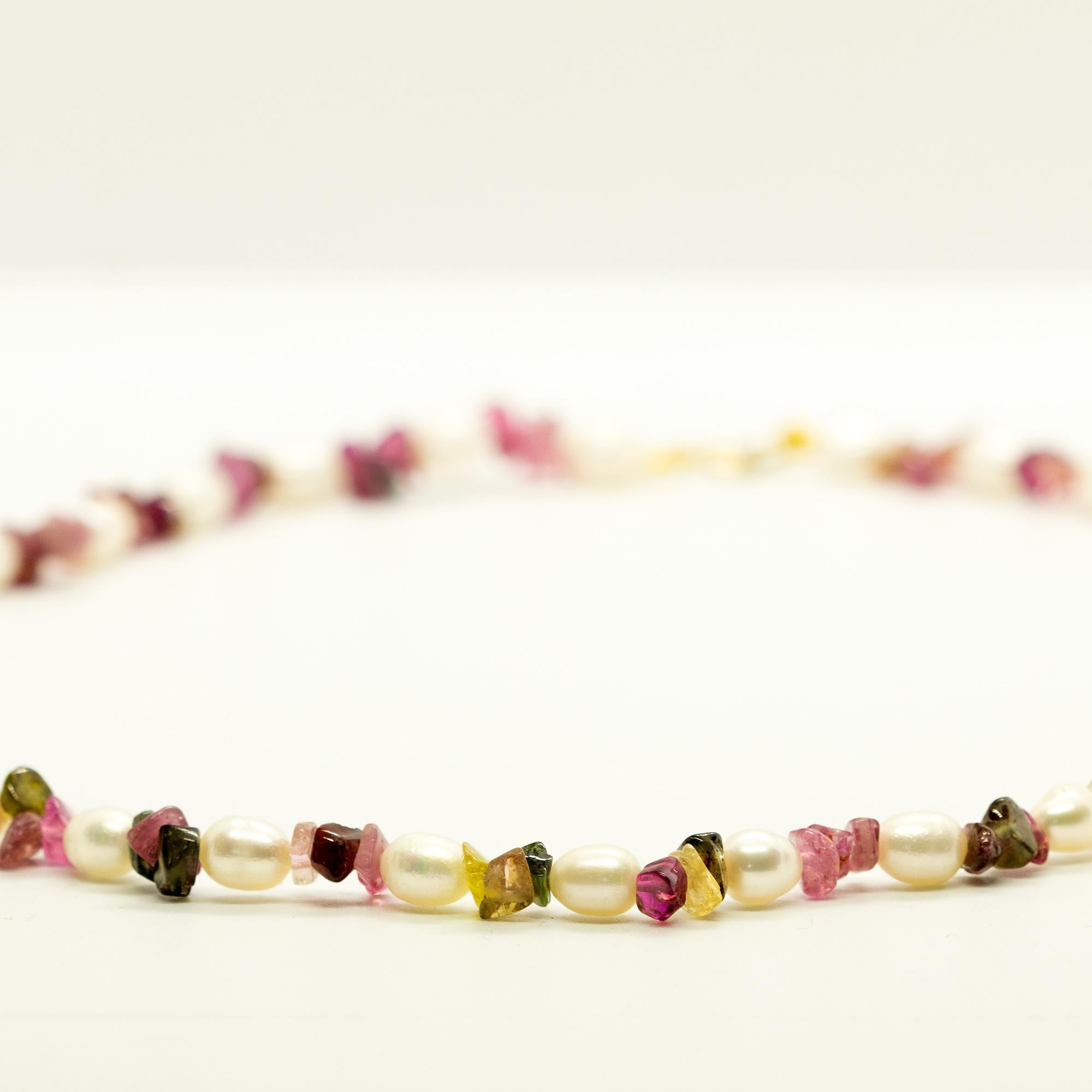 Intini Collier bohème chic en or 18 carats avec perles de tourmaline colorées et éclats de perles Neuf - En vente à Milano, IT