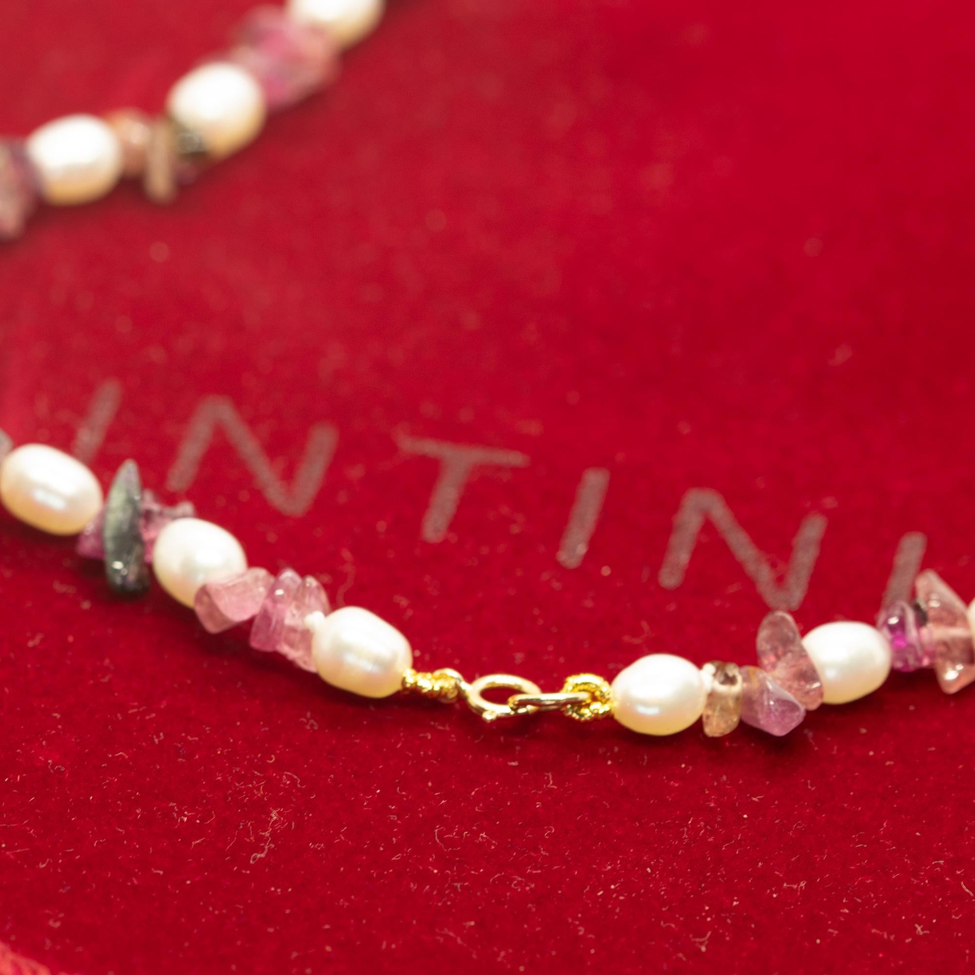 Intini Collier bohème chic en or 18 carats avec perles de tourmaline colorées et éclats de perles Unisexe en vente