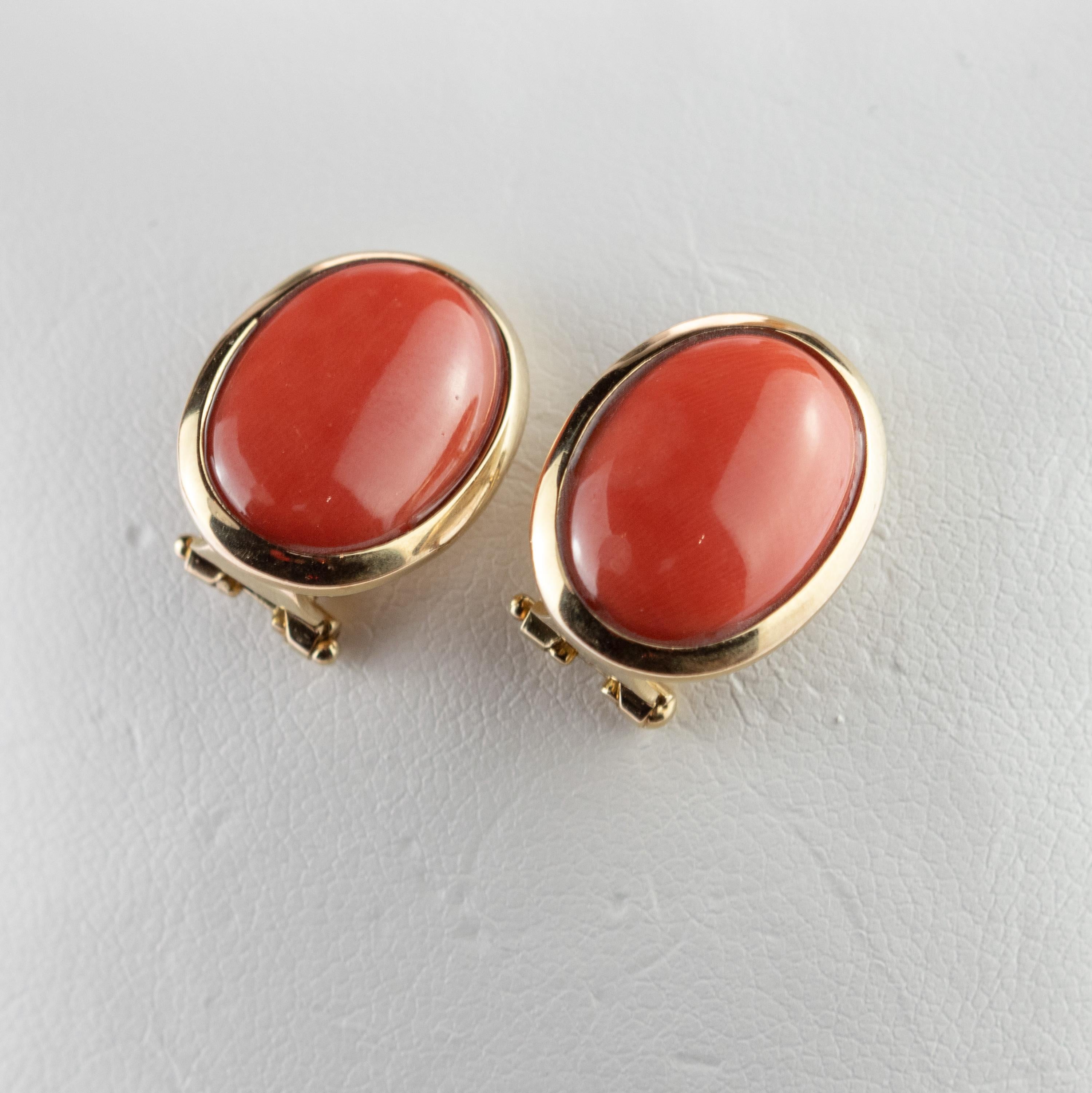 Vintage style elegant earrings, in a lever back setting of 18 karat yellow gold where stunning natural coral cabochons steal the scene.

In the simplicity of the design and the elegance of the materials, this peace creates a delicate form that is