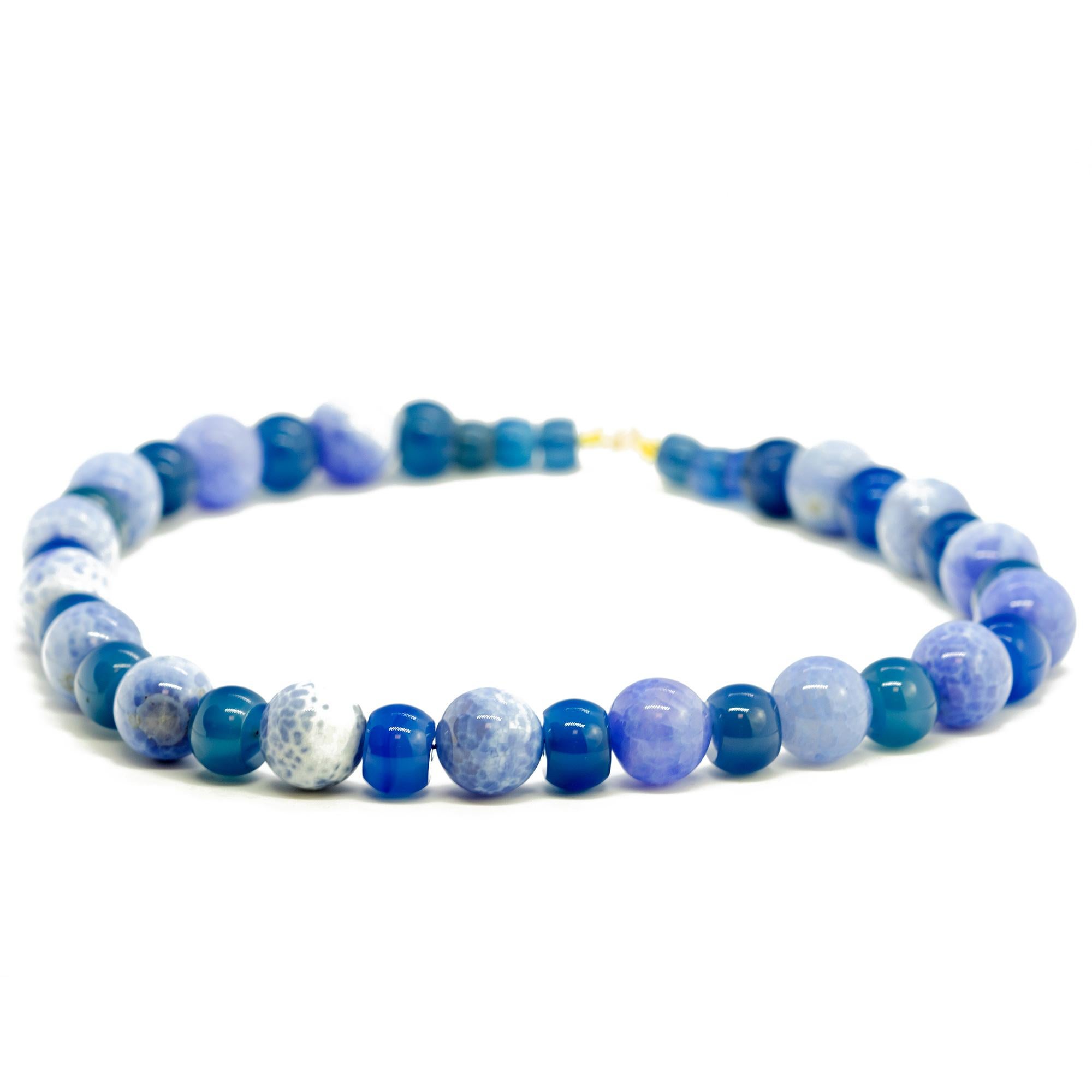 Un design coloré et glamour. Un style moderne et délicat pour une femme jeune et intrépide. Faites-vous plaisir avec un bijou artisanal lumineux. Perles de pierres précieuses naturelles avec une fermeture en or jaune 18 carats. Le complément parfait