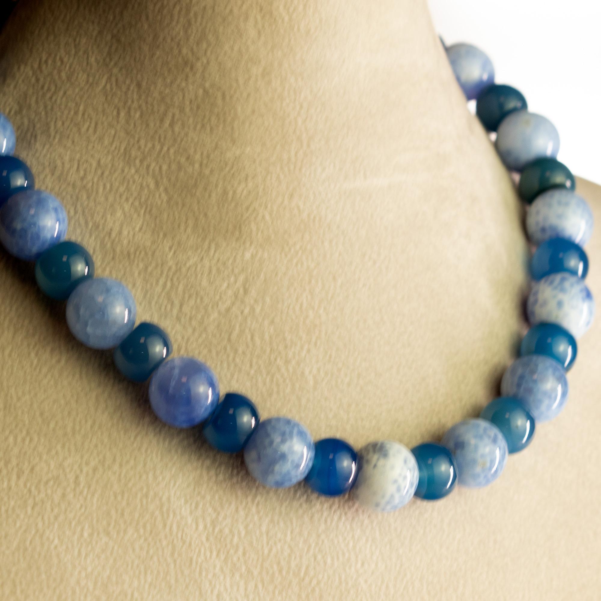 Taille ronde Intini Jewels Collier déco bohème chic en or 18 carats et agate bleue Crash en vente