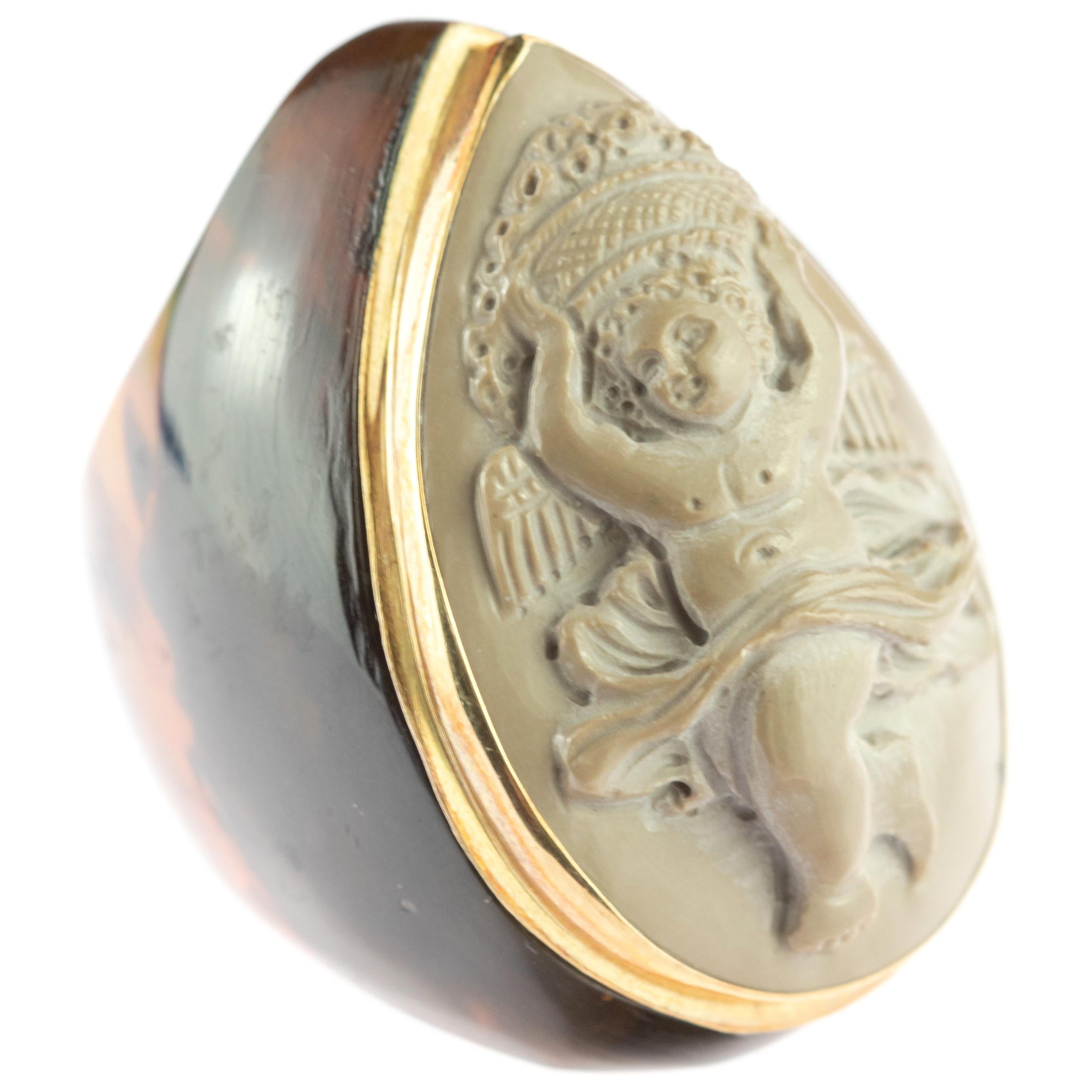 18 Karat Goldring, Juwelen, tanzendes Kind, geschnitzter vesuvischer Lavastein, Siegel im Angebot