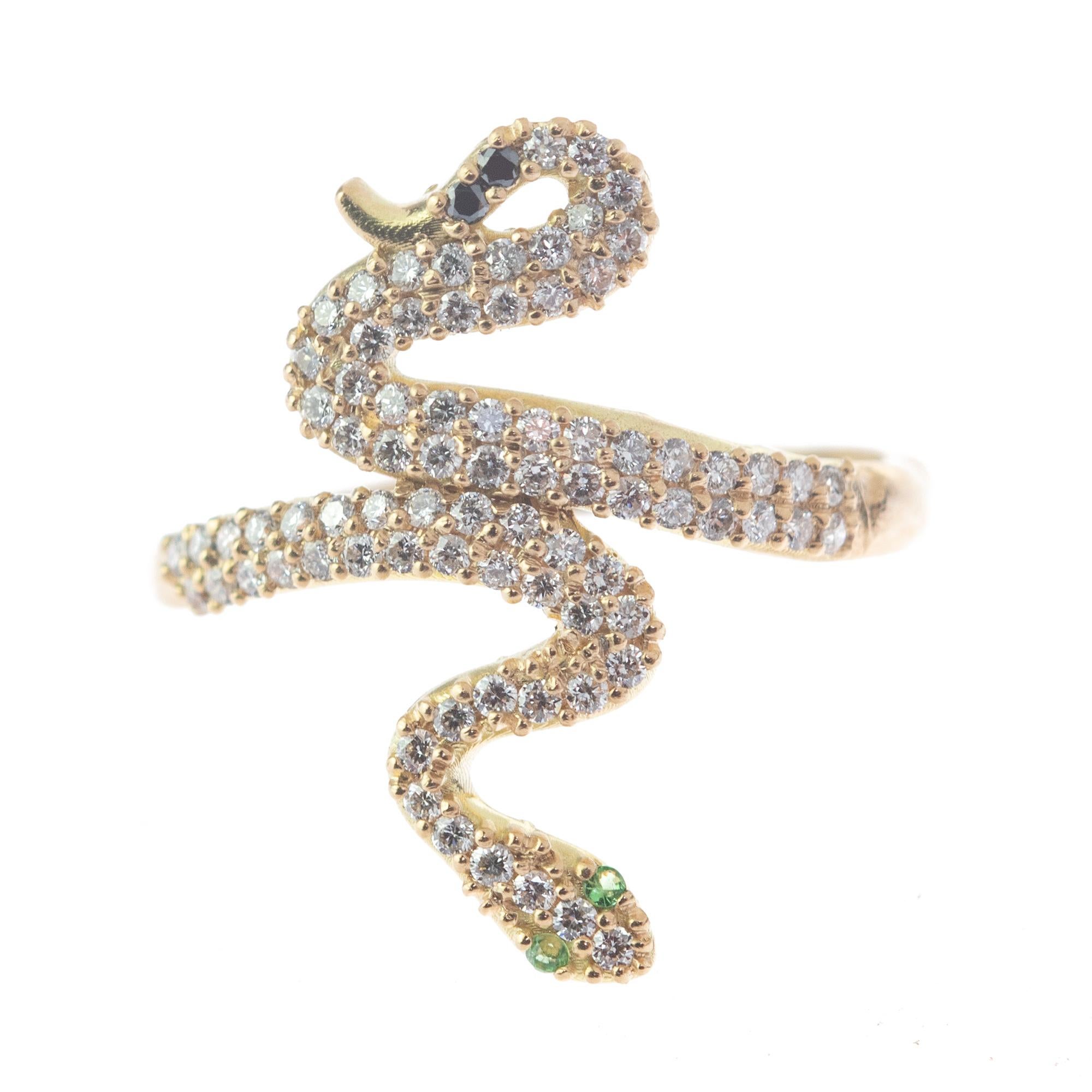 Serpent mystérieux et mystique design italien de diamants naturels et de diamants noirs entrelacés avec de l'or jaune 18 carats et des pierres précieuses tsavorites. Un total de 0,19 carat de diamants de taille brillant en grappe sertis dans des