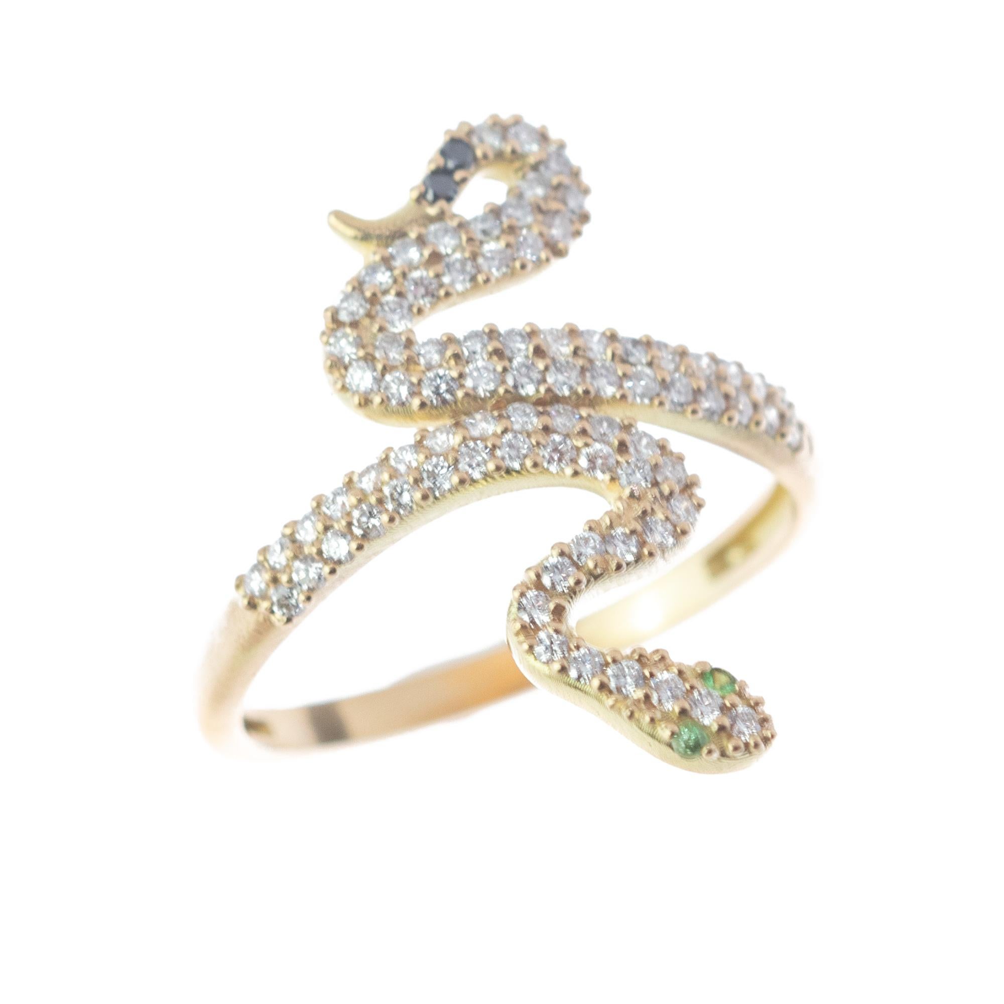 Taille mixte Intini Jewels Bague serpent italienne en or jaune 18 carats avec grappe de diamants et tsavorites en vente