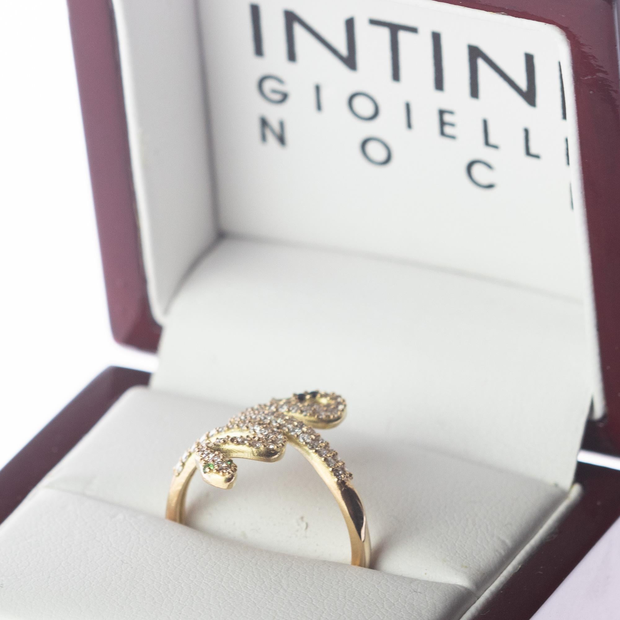 Intini Jewels Bague serpent italienne en or jaune 18 carats avec grappe de diamants et tsavorites Neuf - En vente à Milano, IT