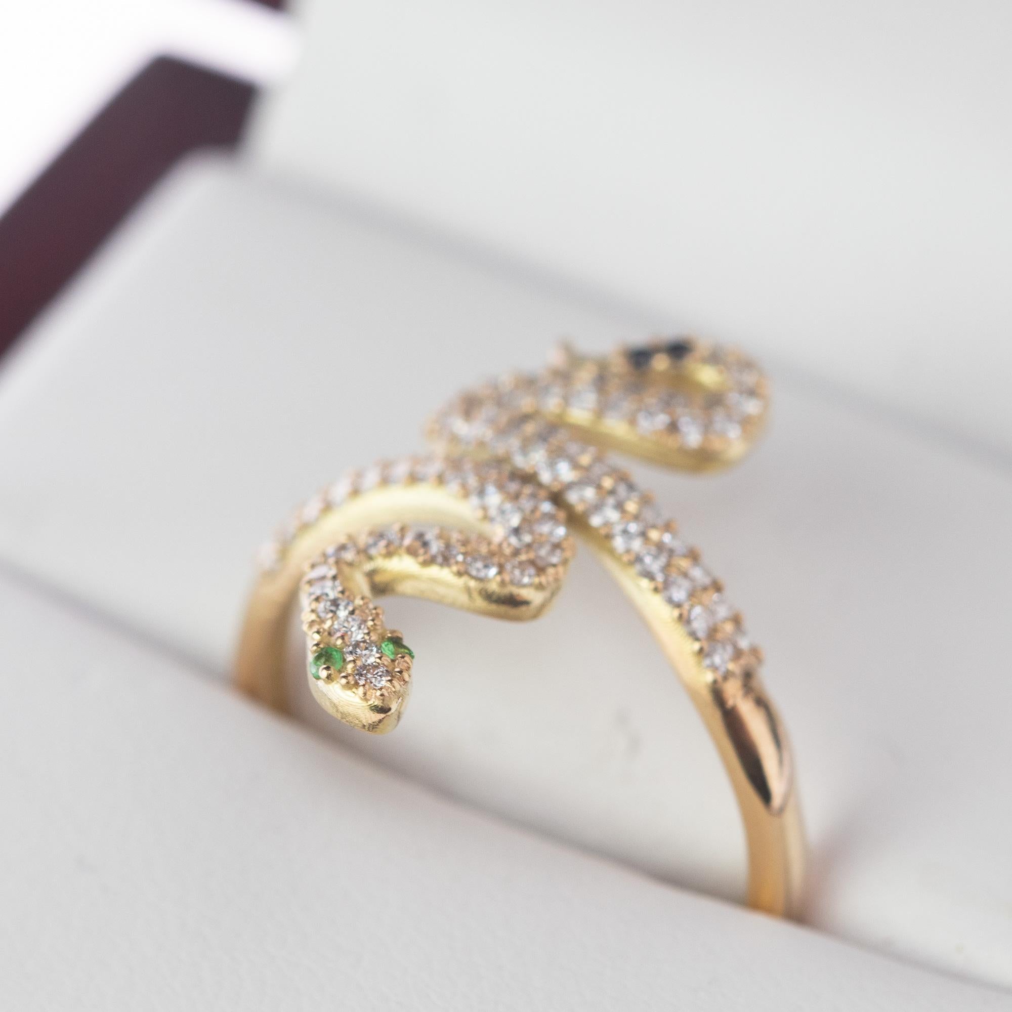 Intini Jewels Bague serpent italienne en or jaune 18 carats avec grappe de diamants et tsavorites Unisexe en vente