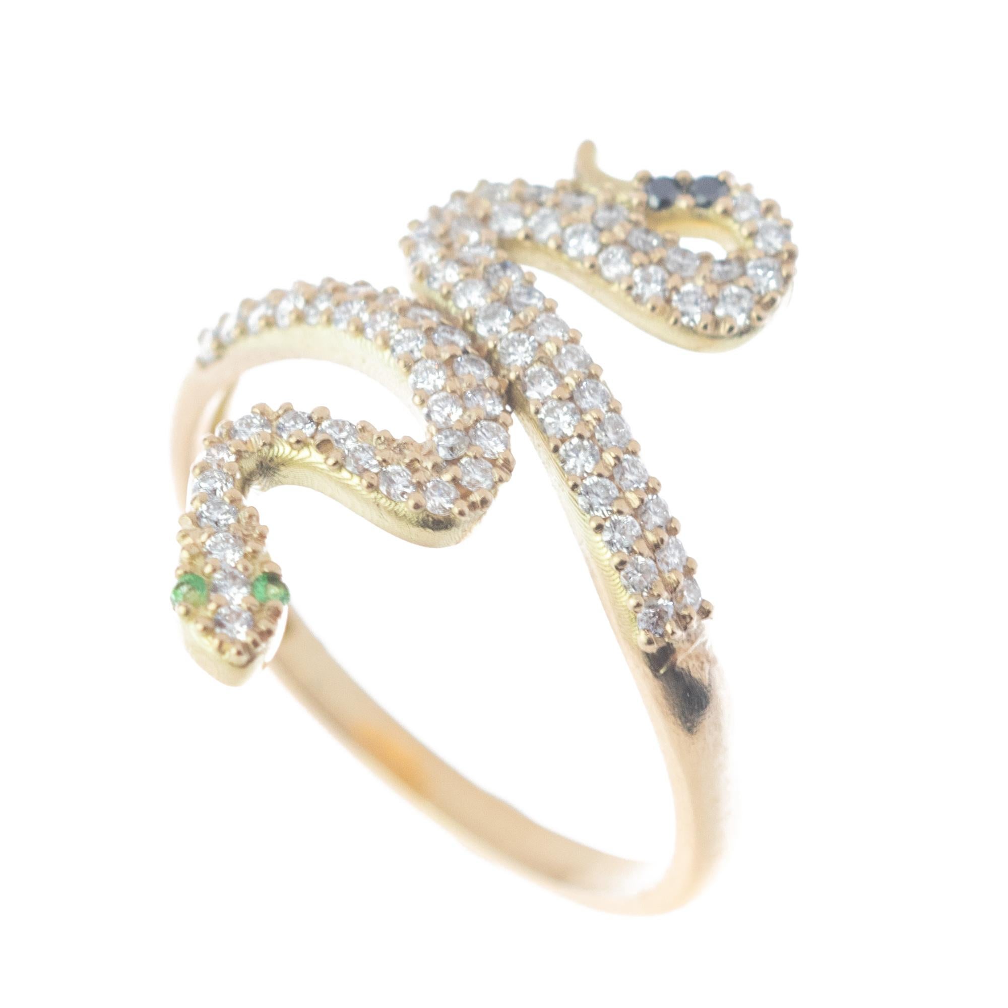 Intini Jewels Bague serpent italienne en or jaune 18 carats avec grappe de diamants et tsavorites en vente 1