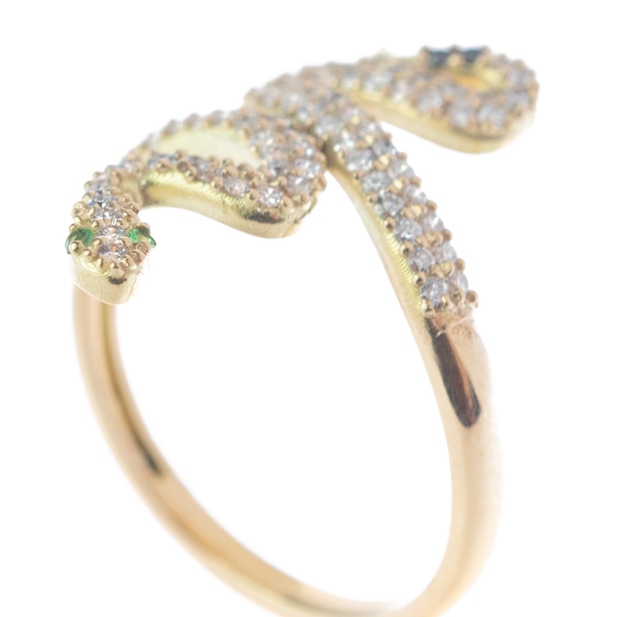 Intini Jewels Bague serpent italienne en or jaune 18 carats avec grappe de diamants et tsavorites en vente 2