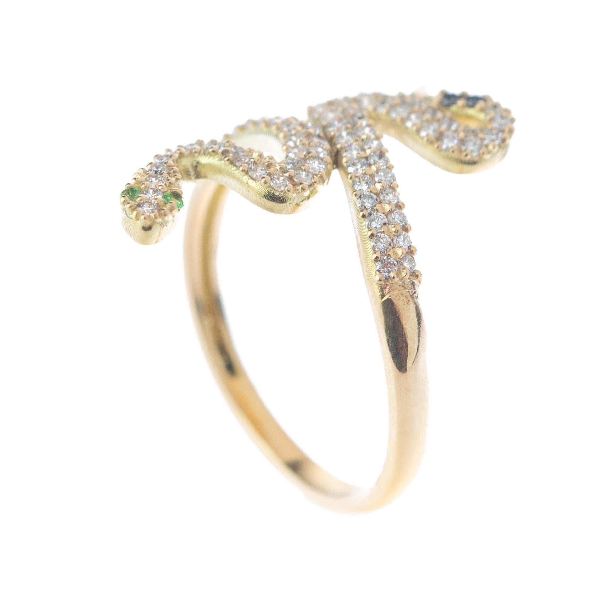 Intini Jewels Bague serpent italienne en or jaune 18 carats avec grappe de diamants et tsavorites en vente 3
