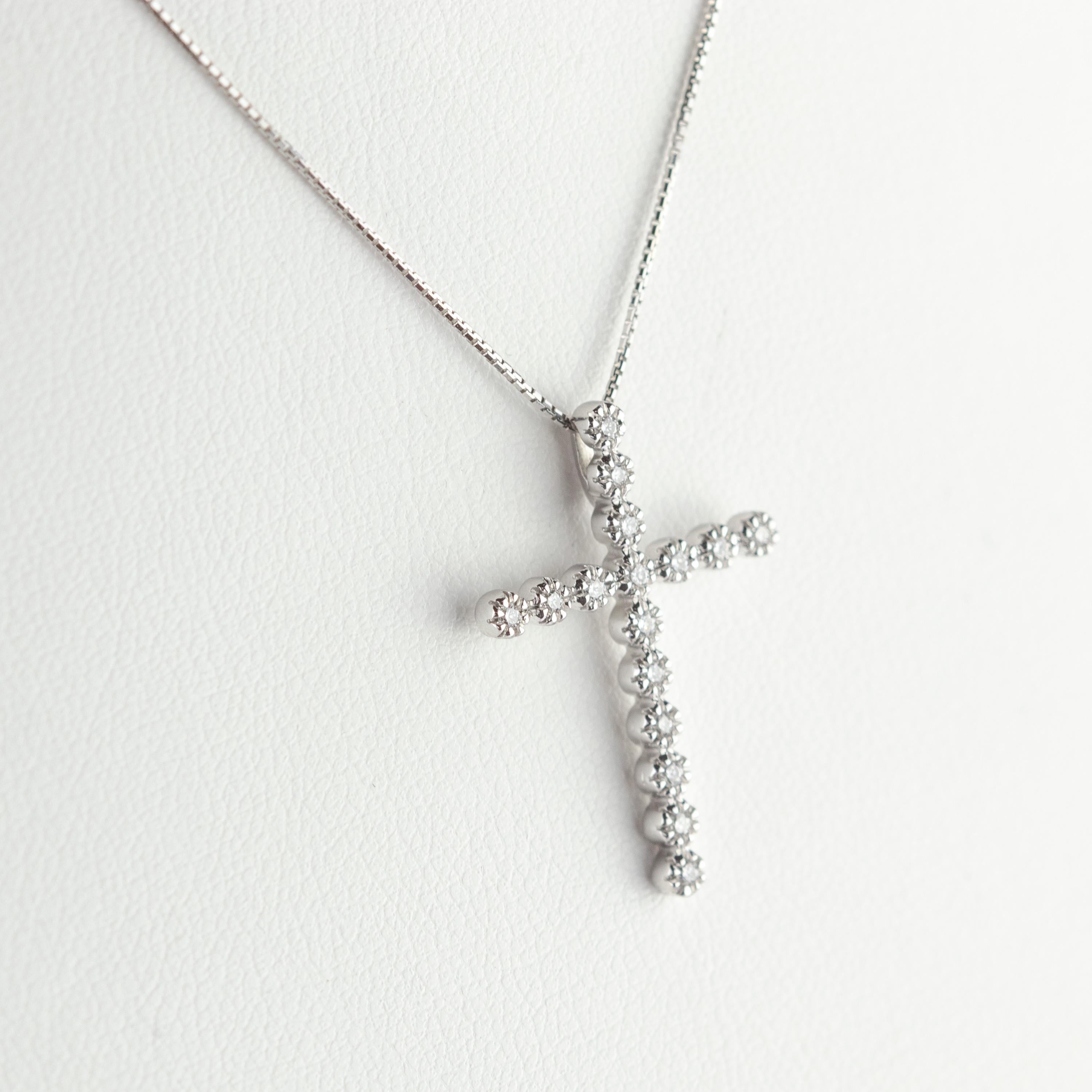 Taille brillant Intini Jewels Collier artisanal à pendentif croix en or blanc avec chaîne en diamants, fait à la main en vente