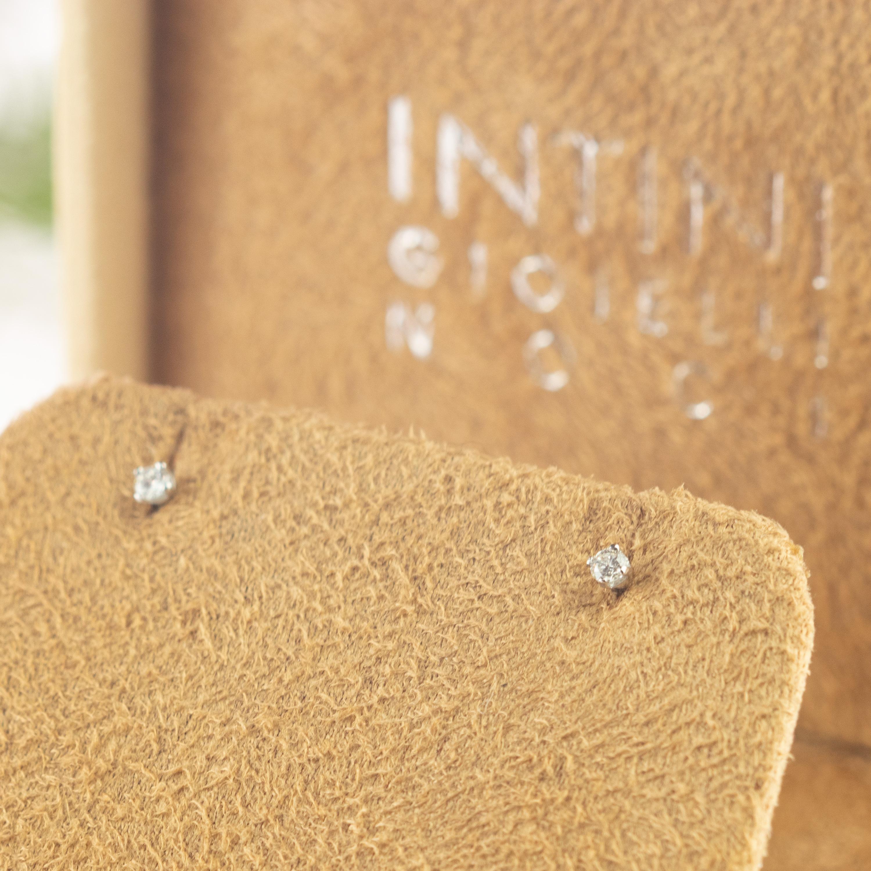 Straordinari e splendidi orecchini con diamanti in oro bianco 18 carati.

Questo design delicato mostra la dolcezza e l'innocenza dei gioielli. Ci riporta a quei primi gioielli trattati con amore e delicatezza.

- Oro bianco 18 carati 0,488 g