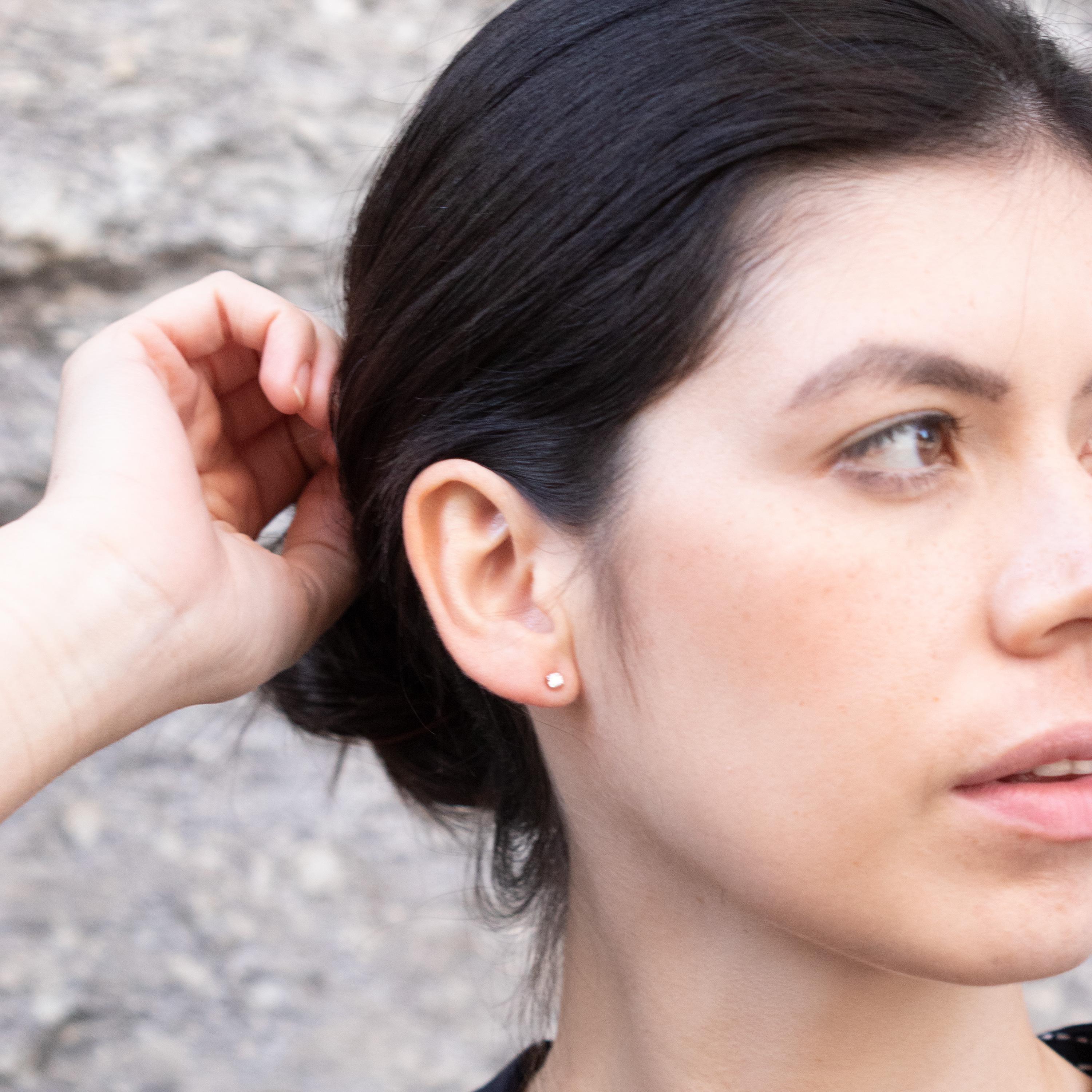 Splendidi e magnifici orecchini quadrati con perno di diamante. Questo gioiello epico è un'eccezionale dimostrazione di qualità e di artigianato reale italiano fatto a mano. Un impressionante diamante naturale da 0,22 carati e oro bianco da 18