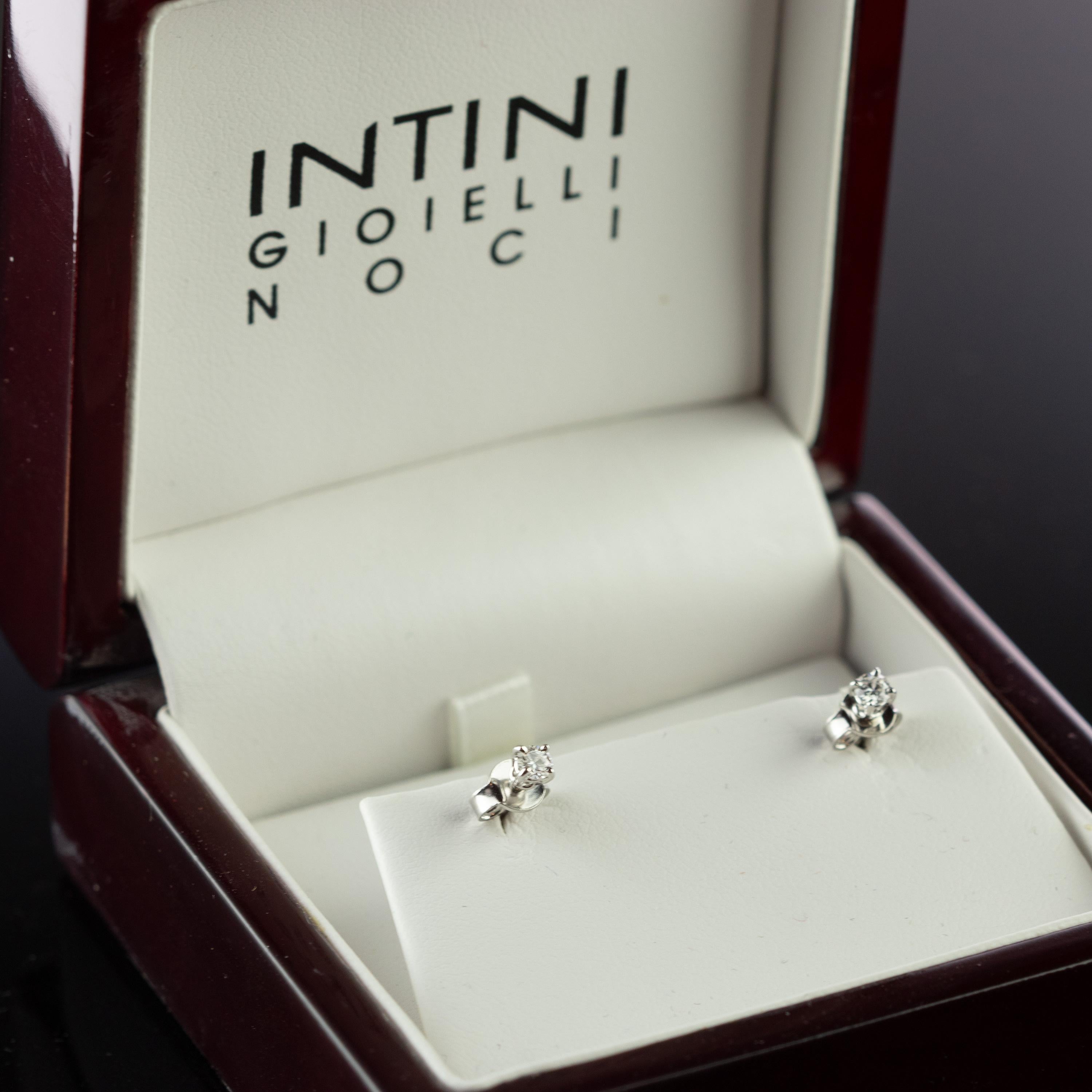 Taille brillant Intini Jewels Clous d'oreilles Point of Light en or blanc 18 carats et diamants en vente