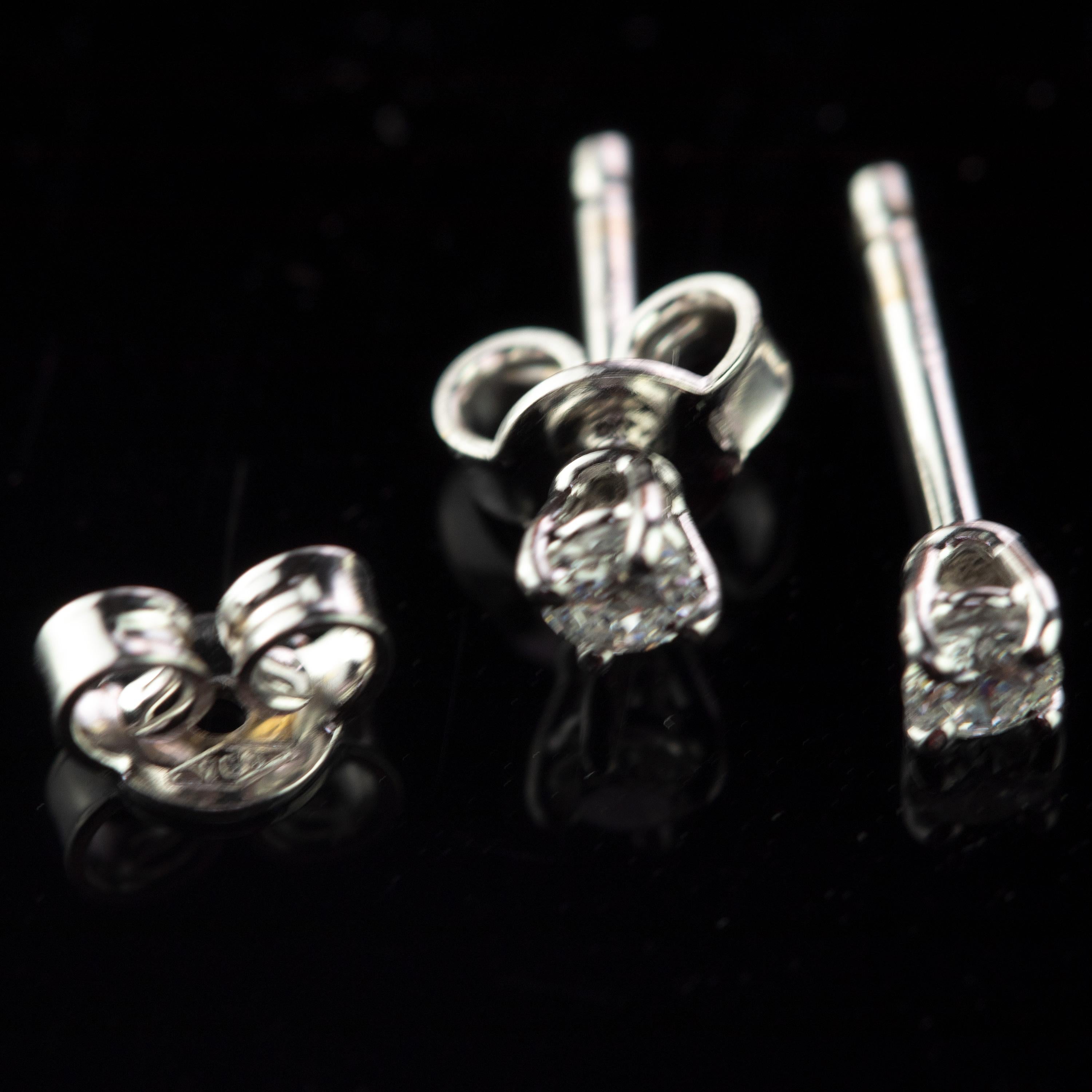 Intini Jewels Clous d'oreilles Point of Light en or blanc 18 carats et diamants en vente 1