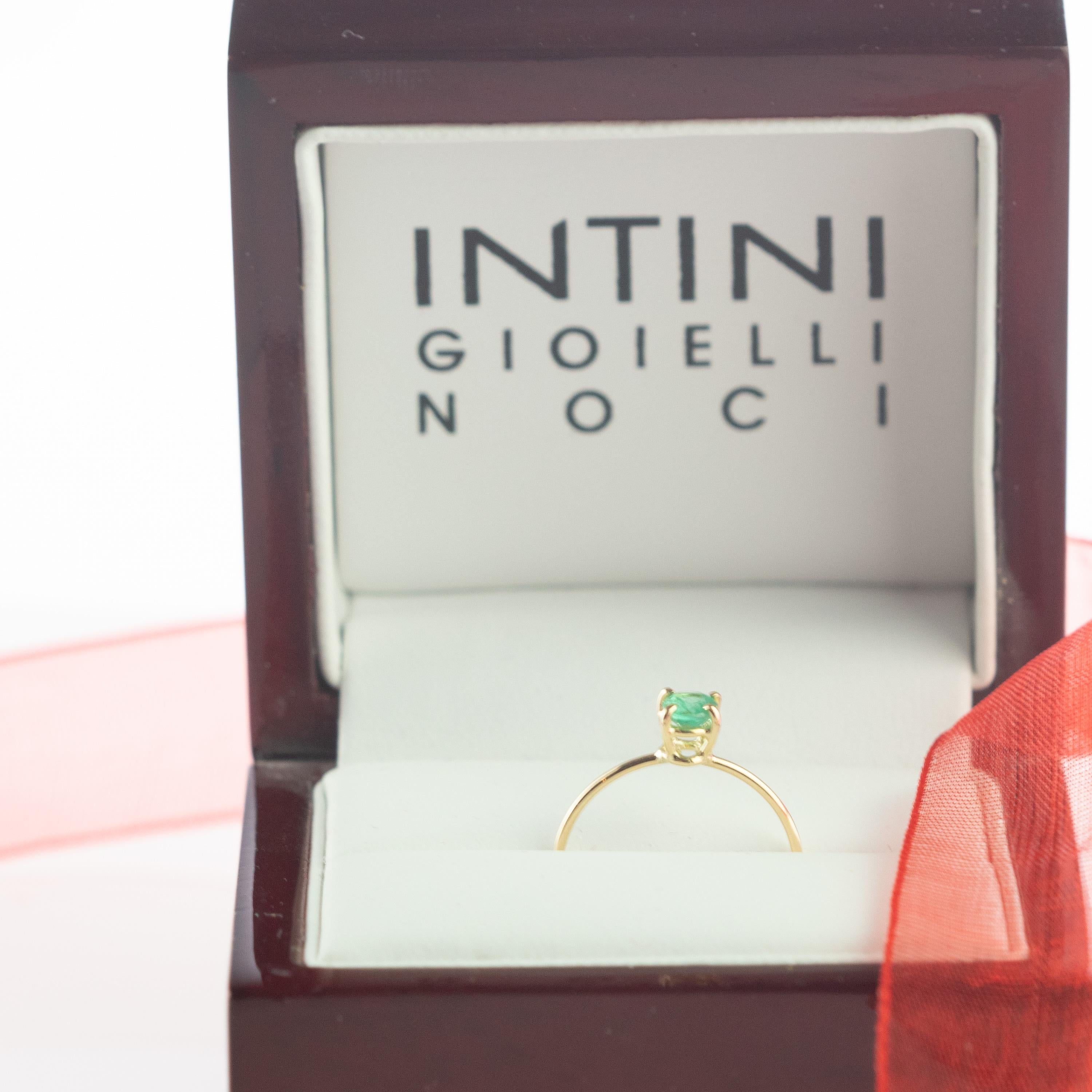 Intini Jewels, bague cocktail chic en or 18 carats avec émeraude ovale, faite à la main en vente 3