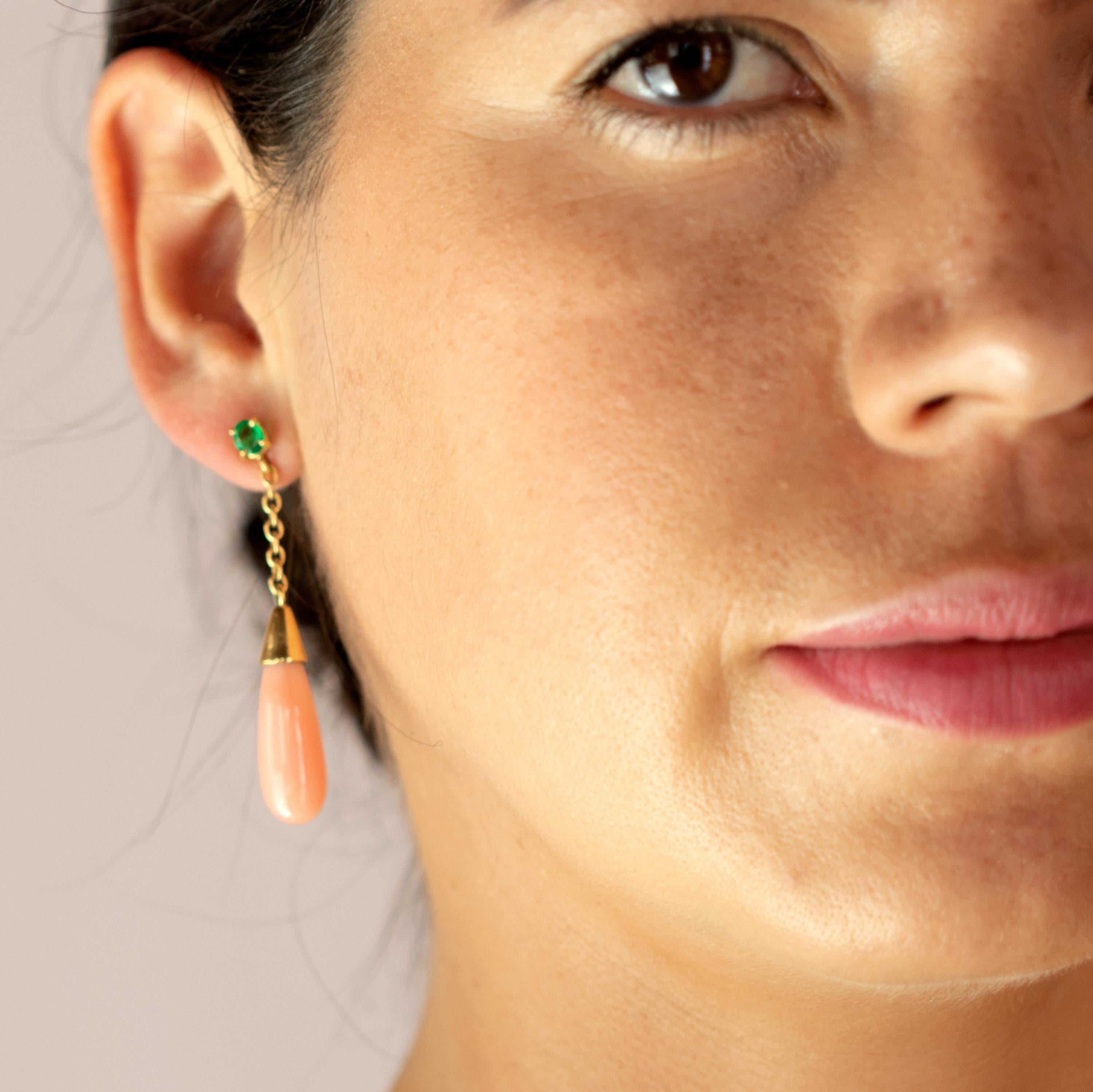 Unos estupendos y asombrosos pendientes de lágrima de coral rosa de 19 quilates sujetos por una delicada cadena de oro amarillo de 18 quilates a unas profundas rondelas de esmeraldas de 4 quilates. Joyas de diseño moderno y delicado que combinan