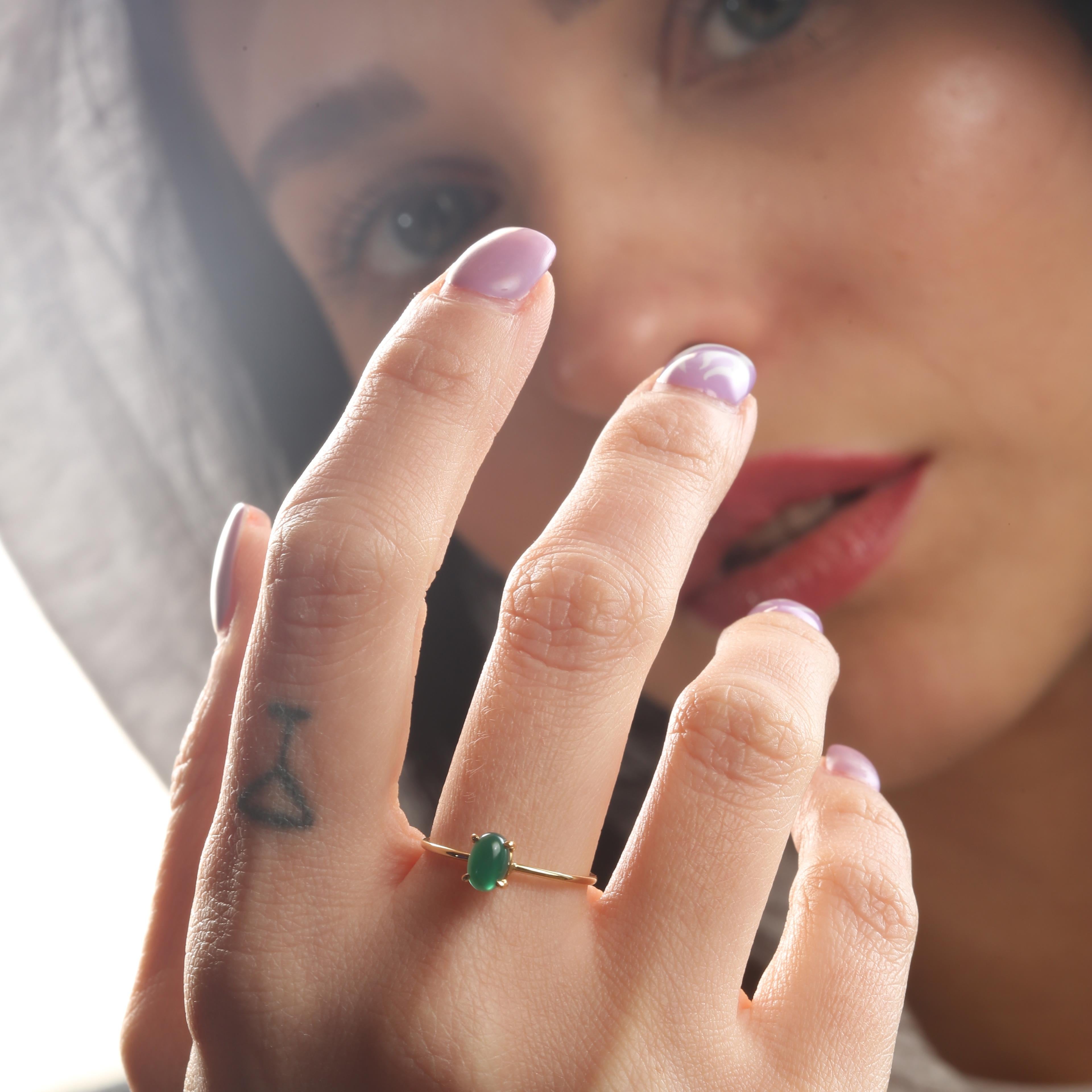 Uno splendido anello con smeraldo ovale, entrambi impreziositi da oro giallo 18 carati. Questo gioiello epico è un'eccezionale dimostrazione di qualità e di artigianato reale italiano fatto a mano. Crea un look alla moda pieno di luce e desiderio.