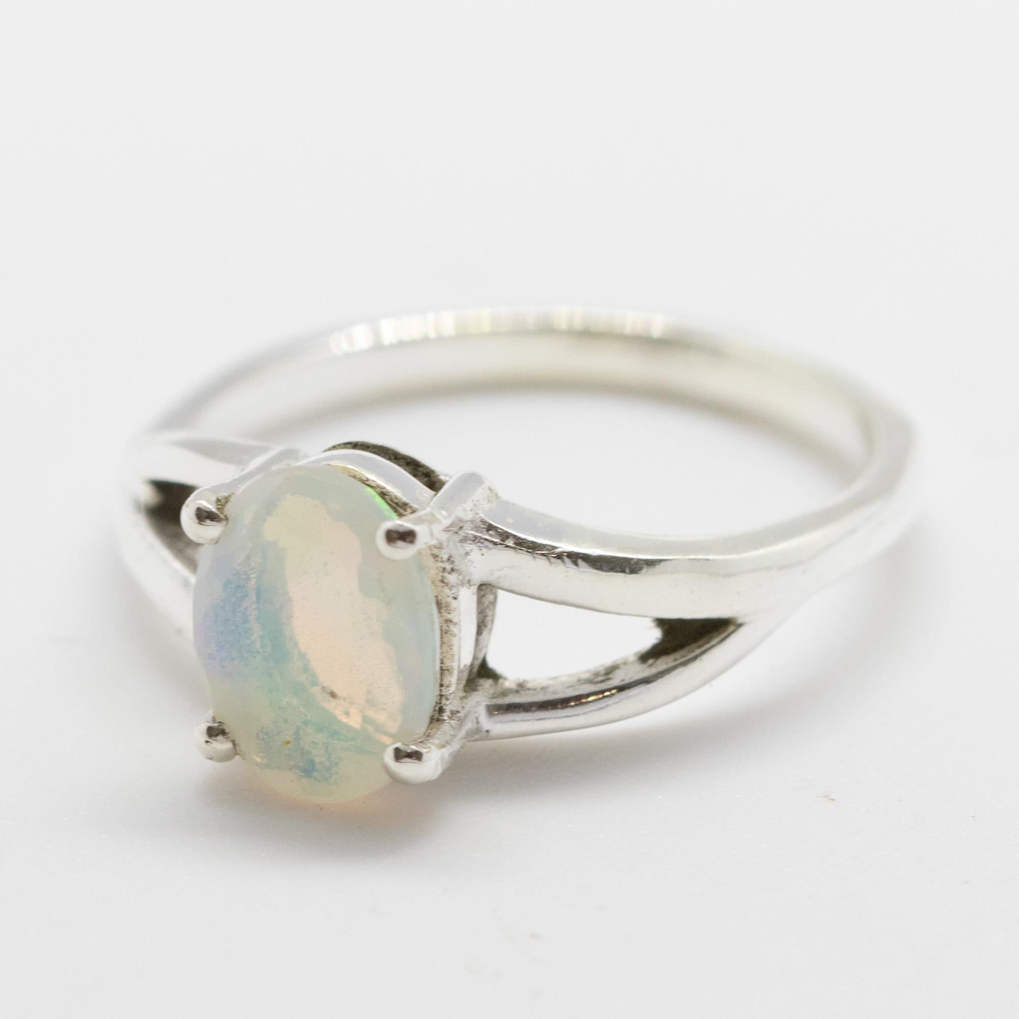 Mit einer perfekten Größe, wird es mit Ihrem täglichen eleganten Outfits zu füllen. 

Facettierter ovaler Peridot auf einem Designschmuck-Kunstwerk gefasst.

- • 925 Sterling Silber
- • Natürlicher äthiopischer Opal, 0,8 x 0,4 cm, ovaler