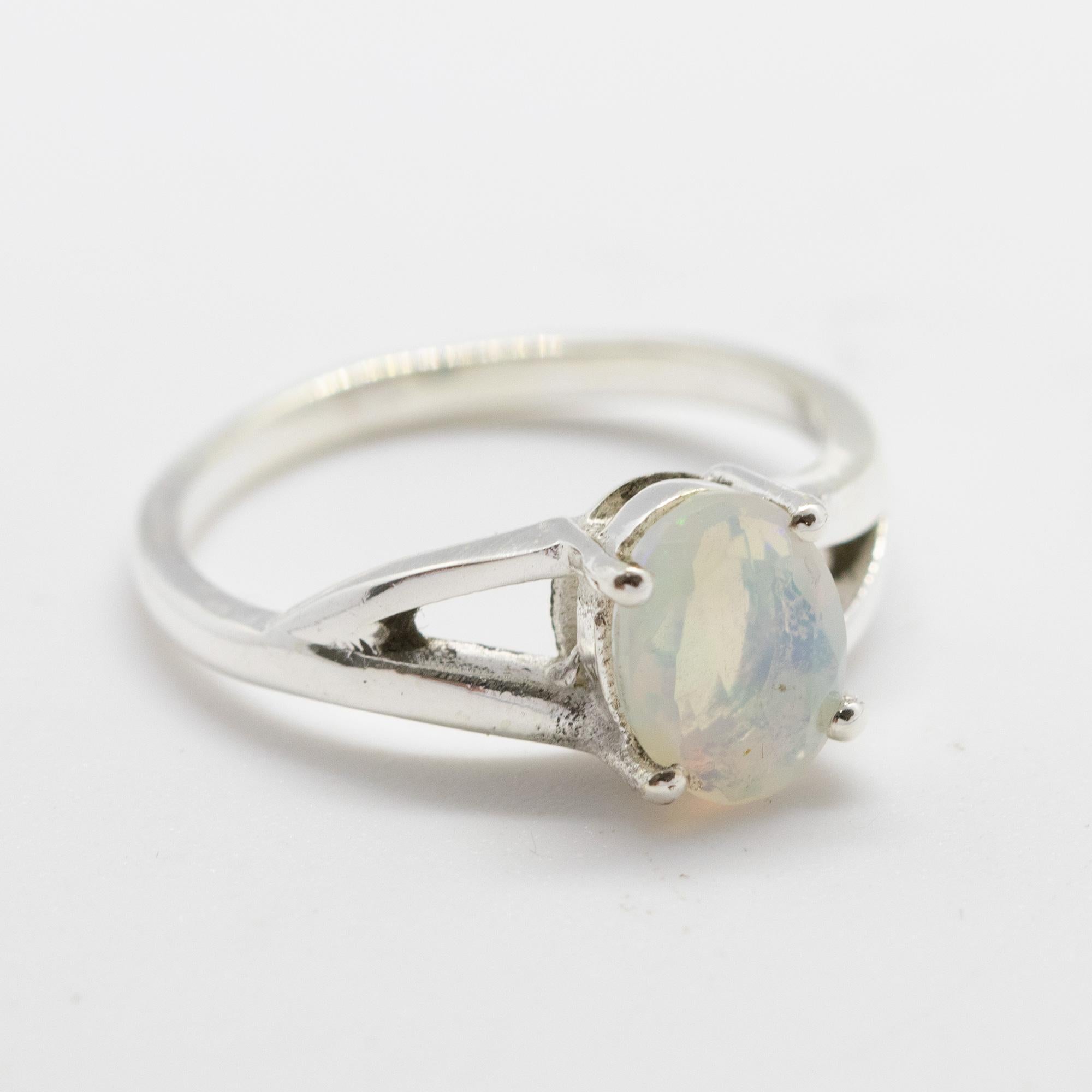 Ovaler äthiopischer Cocktailring mit natürlichem Opal und Sterlingsilber-Lünette (Art nouveau) im Angebot