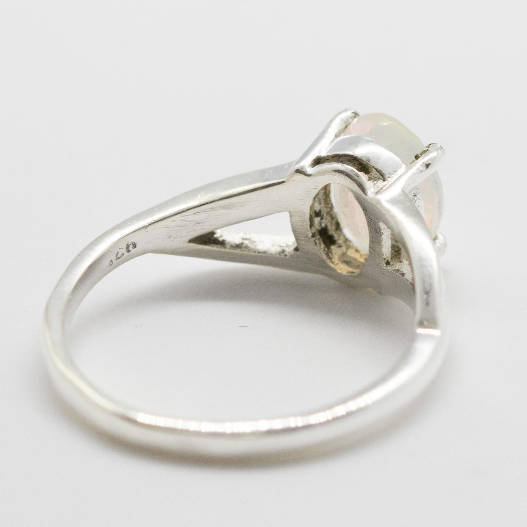 Ovaler äthiopischer Cocktailring mit natürlichem Opal und Sterlingsilber-Lünette (Ovalschliff) im Angebot