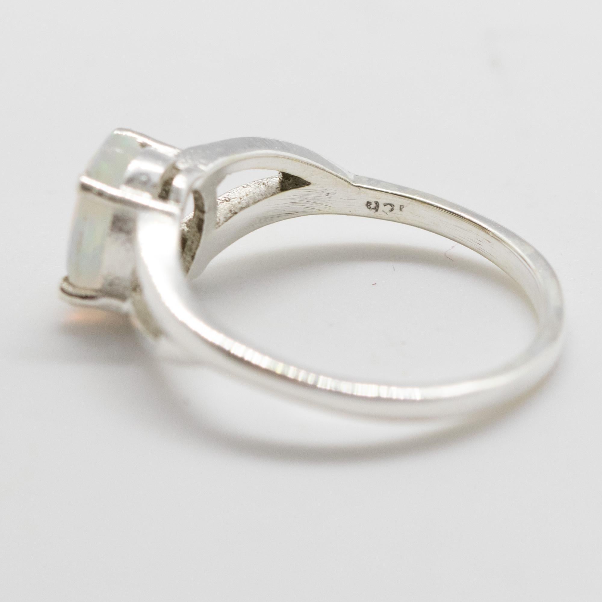 Ovaler äthiopischer Cocktailring mit natürlichem Opal und Sterlingsilber-Lünette im Zustand „Neu“ im Angebot in Milano, IT