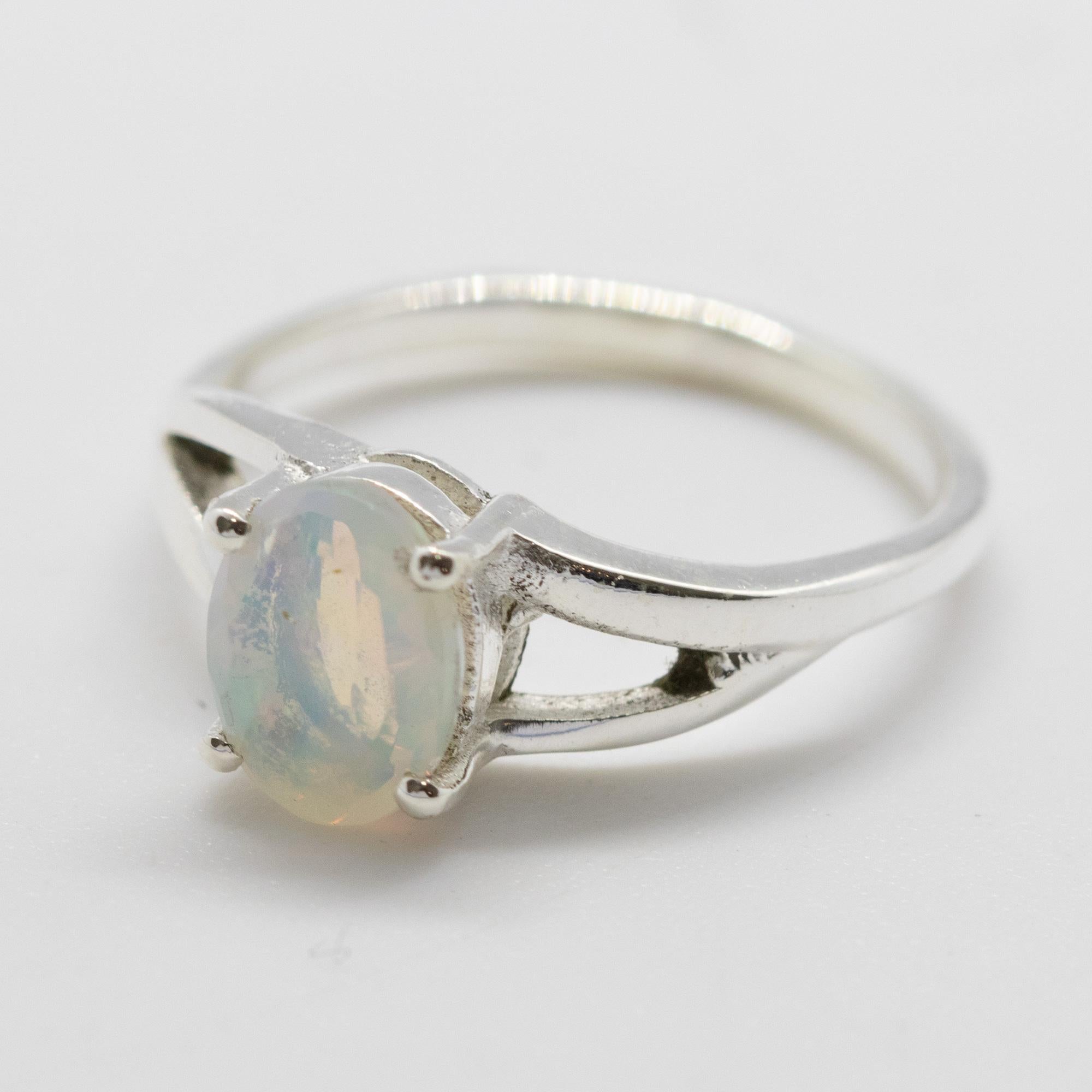 Ovaler äthiopischer Cocktailring mit natürlichem Opal und Sterlingsilber-Lünette für Damen oder Herren im Angebot