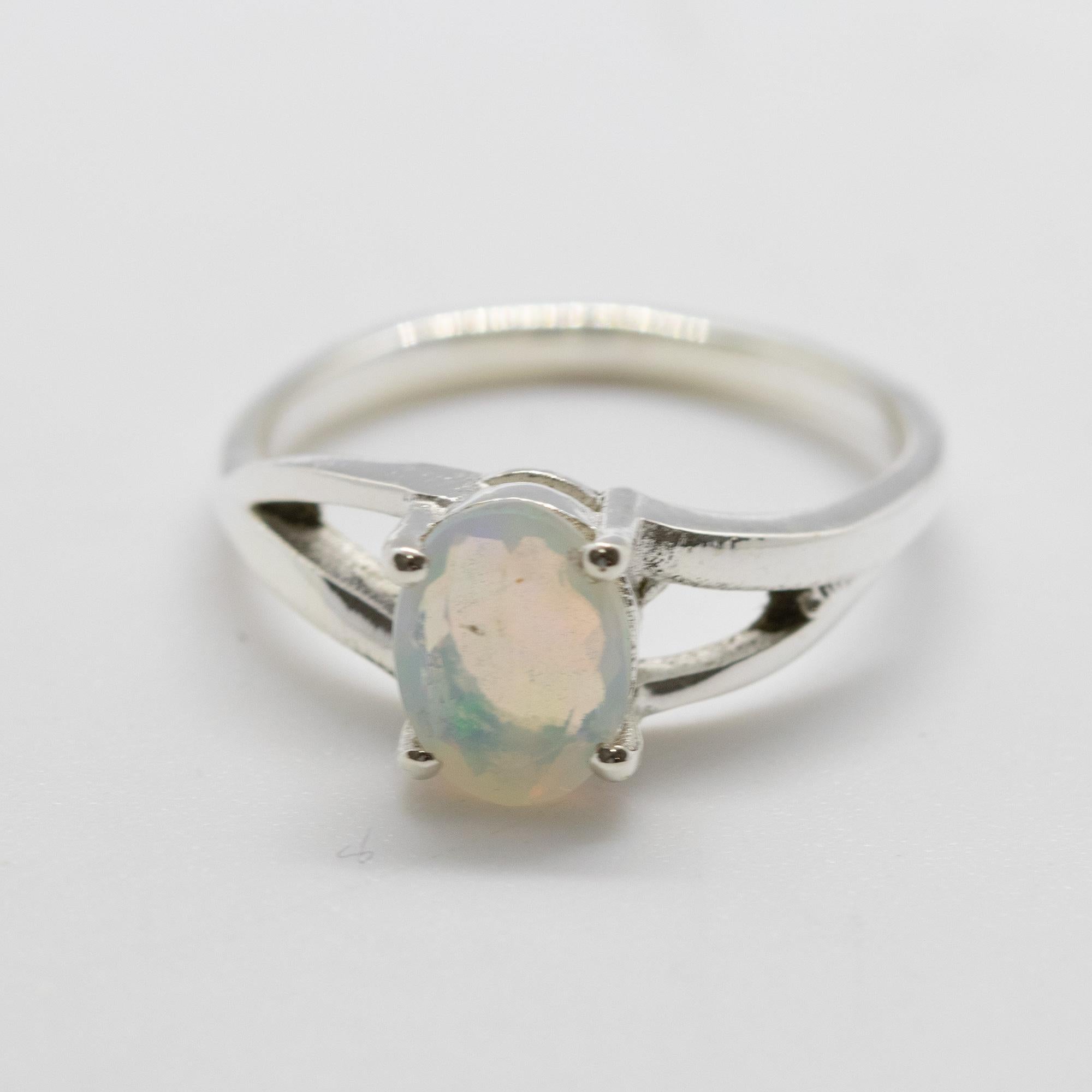 Ovaler äthiopischer Cocktailring mit natürlichem Opal und Sterlingsilber-Lünette im Angebot 1