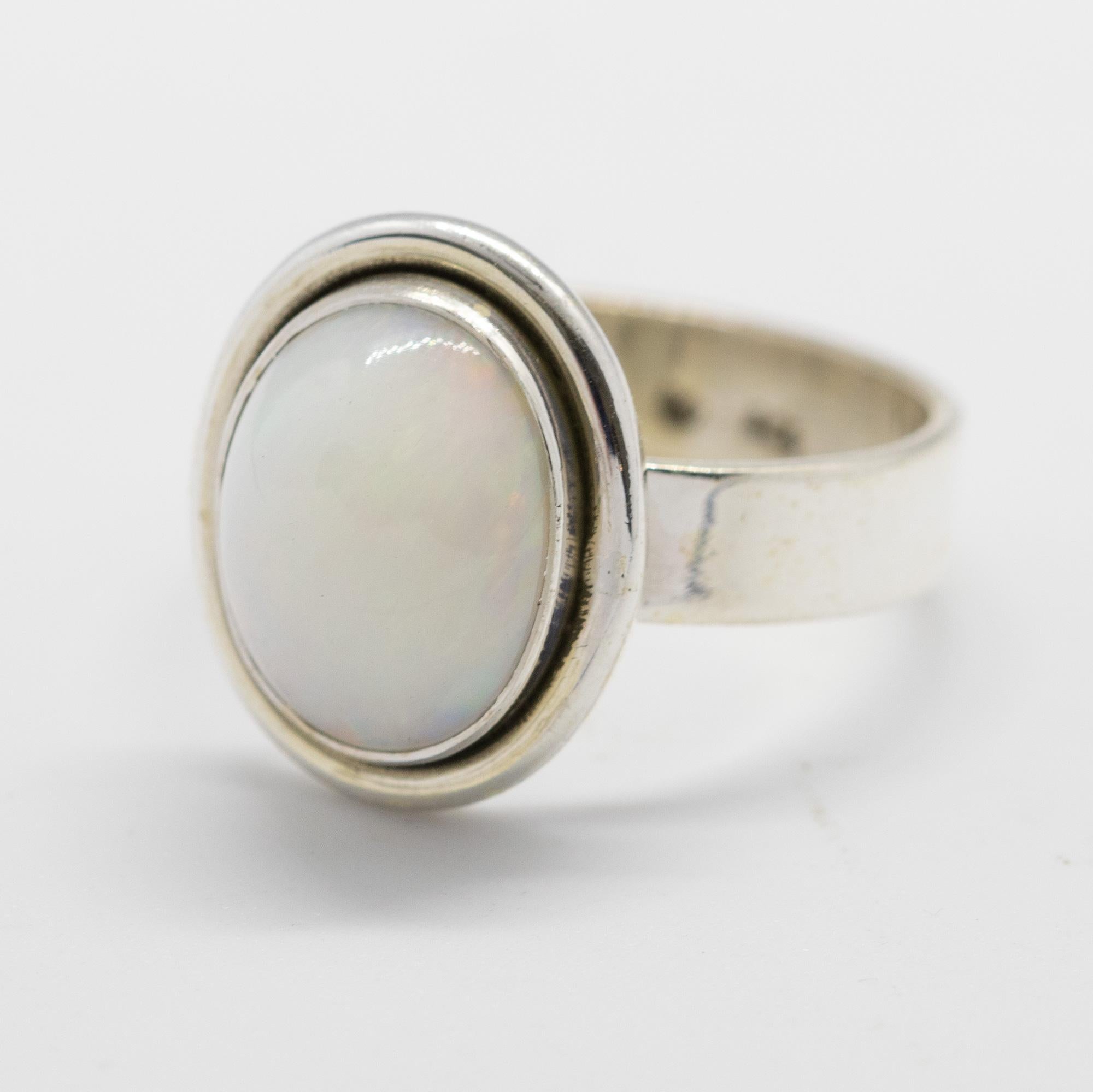 Con un tamaño perfecto, llenará de elegancia tus conjuntos diarios. 

Peridoto oval facetado engastado en una obra de arte de la joyería de diseño.

- Plata de ley 925
- Ópalo etíope natural, 1,4 x 1,0 cm, talla oval cabujón
- Peso total 5.7 g
-