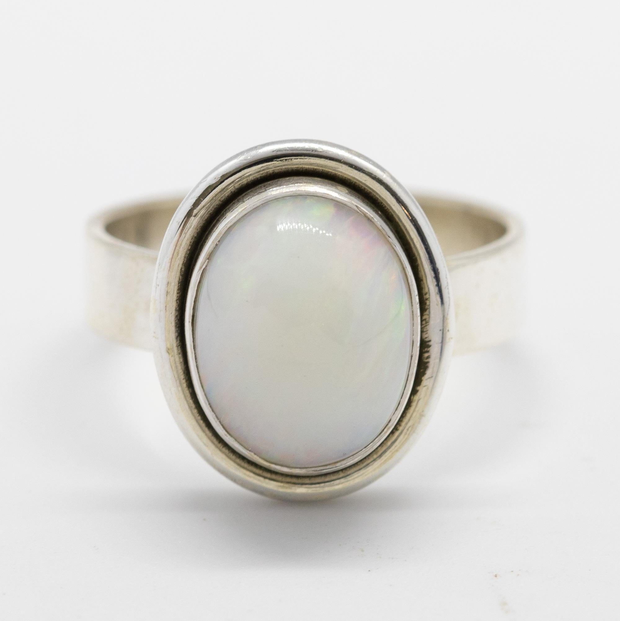 Anillo oval de cóctel de plata de ley con cabujón de ópalo natural etíope Art Nouveau en venta