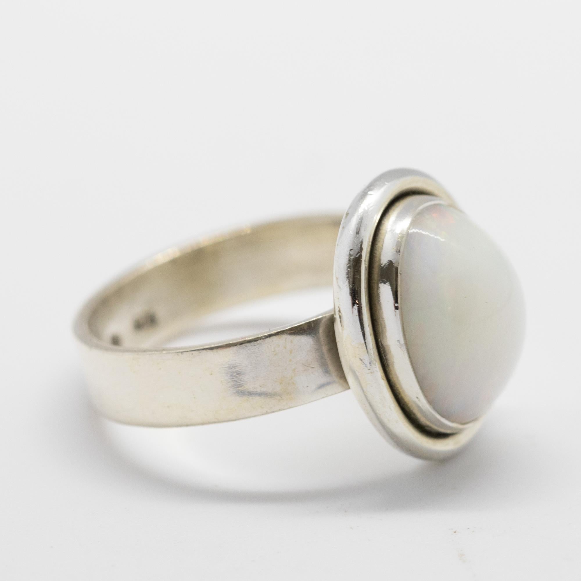 Anillo oval de cóctel de plata de ley con cabujón de ópalo natural etíope Corte oval en venta