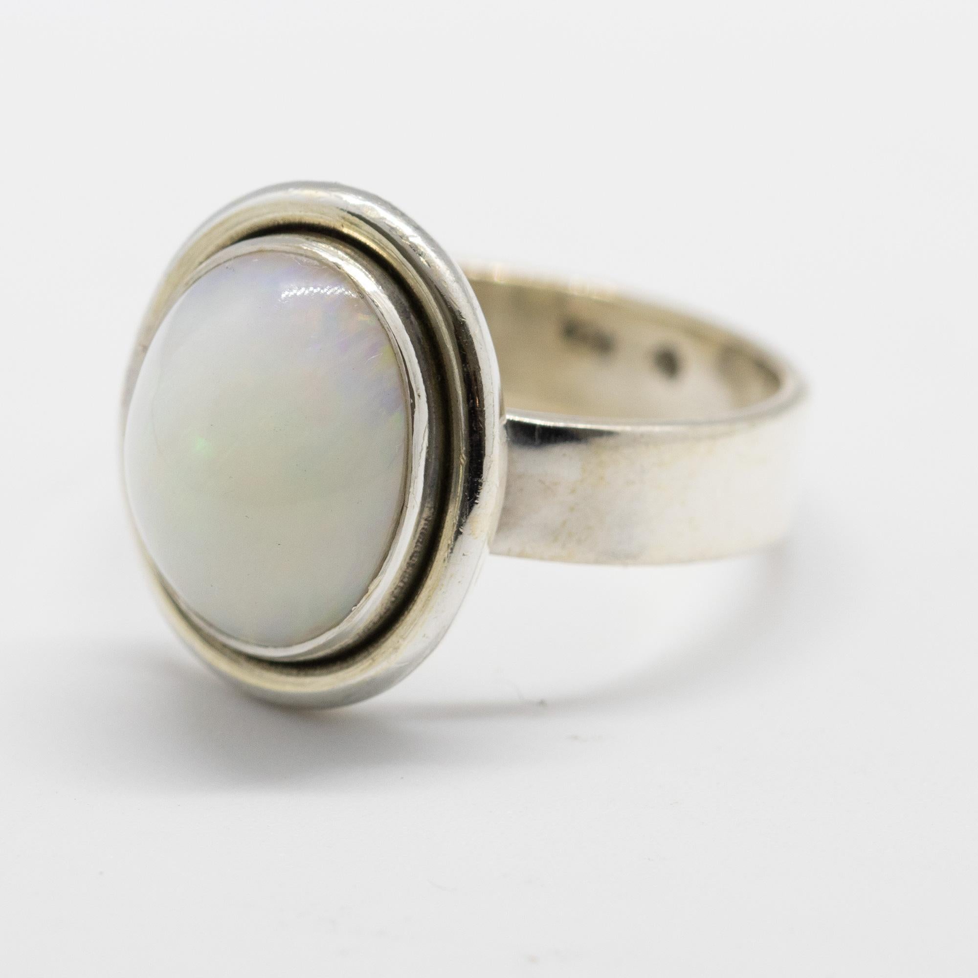 Anillo oval de cóctel de plata de ley con cabujón de ópalo natural etíope en venta 1