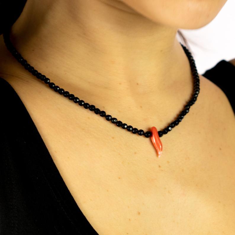 A light weighted necklace great for everyday use, in faceted black agate with a central horn pendant in red coral. Immerse yourself in the beauty of this uniquely designed necklace with natural stones full of life and color. A hawaiian inspirational