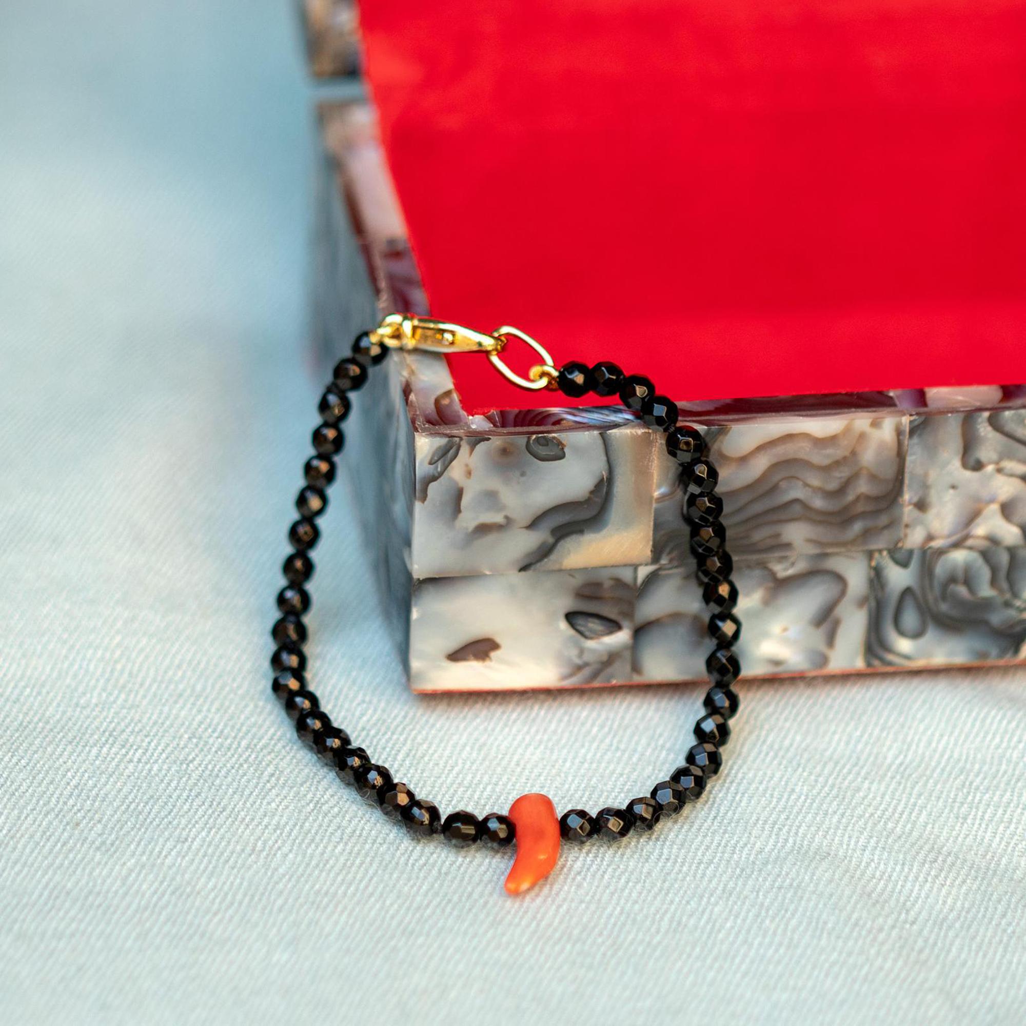 Intini Jewels Pulsera de ágata facetada, coral, cuerno y cuentas de plata de ley en venta 1