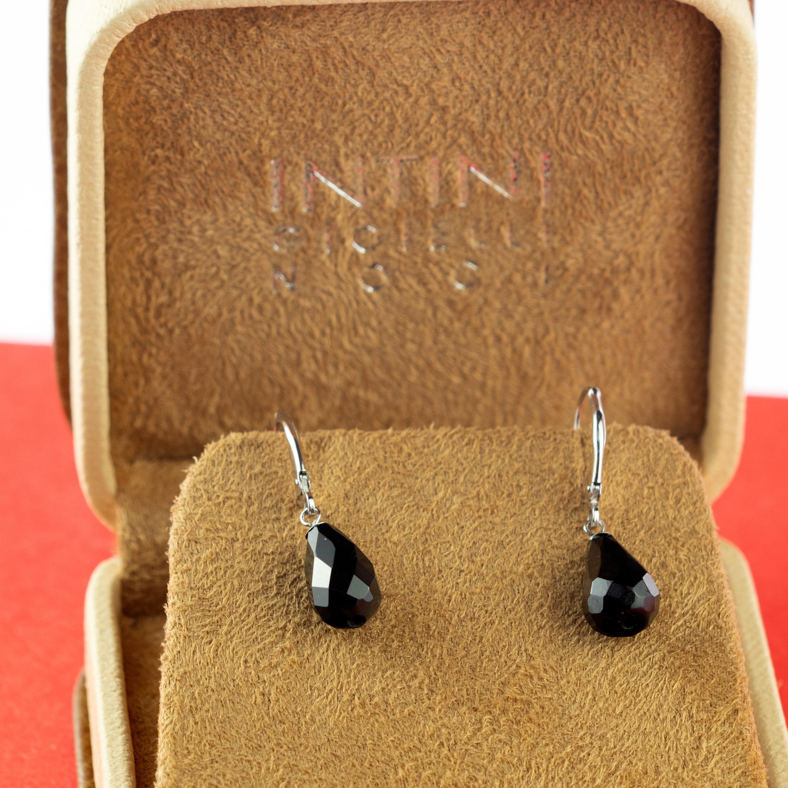 Breathtaking black faceted agate earrings have modern Leverback clousure and 18 k white gold design and the most precious stones. These earrings are the perfect glamorous jewelry for a daily occasion.

These earrings are inspired by the black color
