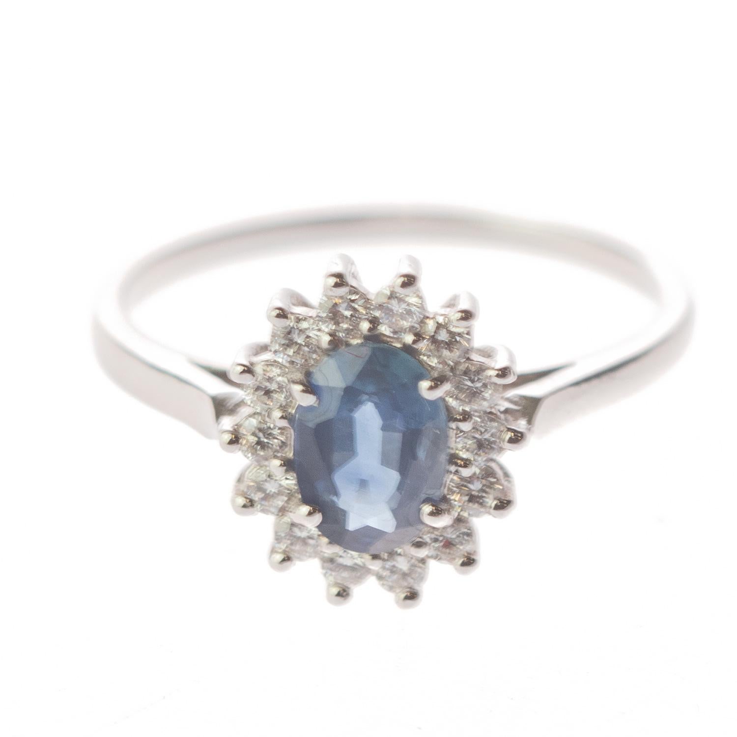 Un superbe saphir bleu ovale à facettes mis en valeur par de l'or blanc 18 carats avec des diamants. Ces bijoux épiques sont un exemple exceptionnel de qualité et d'artisanat royal italien fait à la main. Créez un look à la mode, plein de lumière et