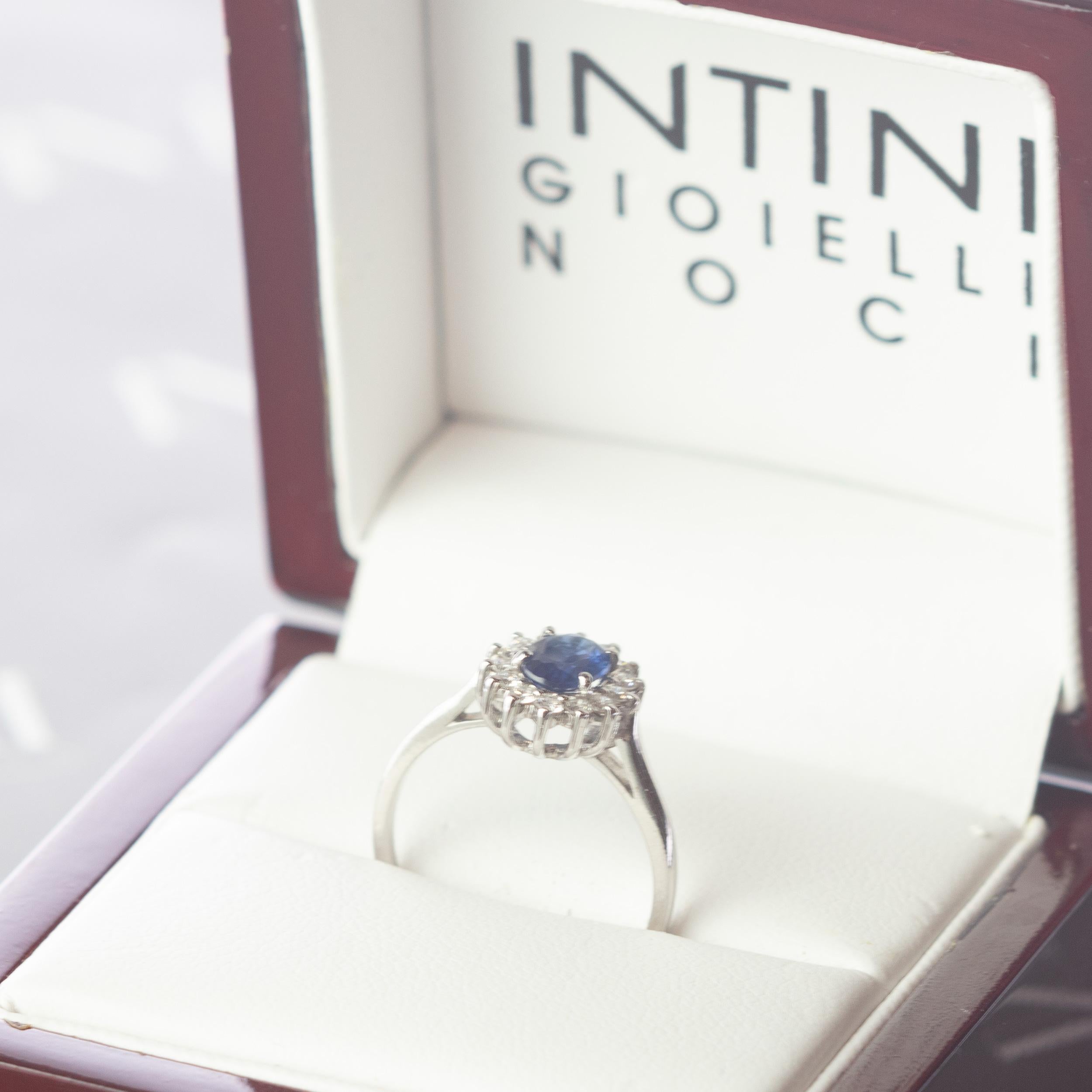 Édouardien Intini Jewels Bague édouardienne en or 18 carats avec saphir bleu facetté et diamant ovale en vente