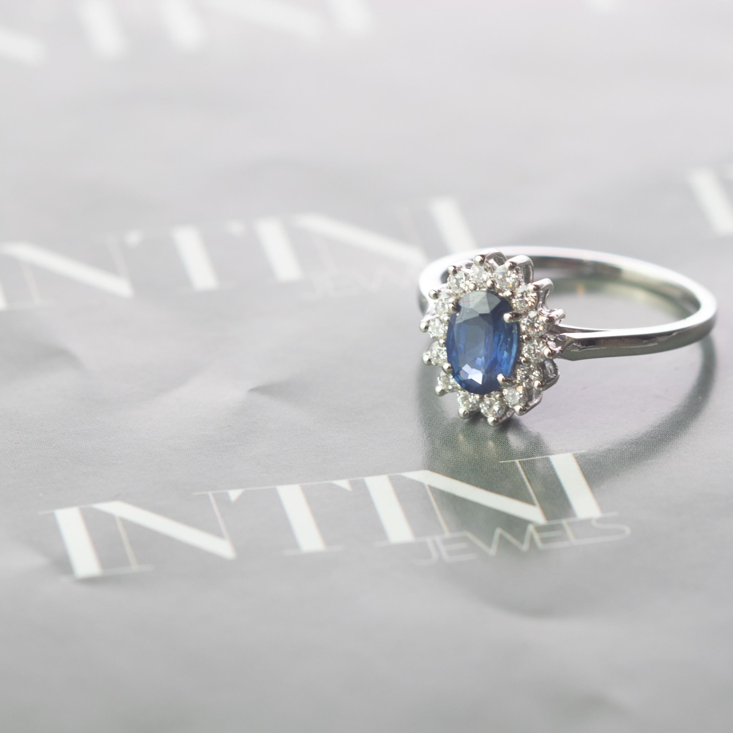 Taille ovale Intini Jewels Bague édouardienne en or 18 carats avec saphir bleu facetté et diamant ovale en vente