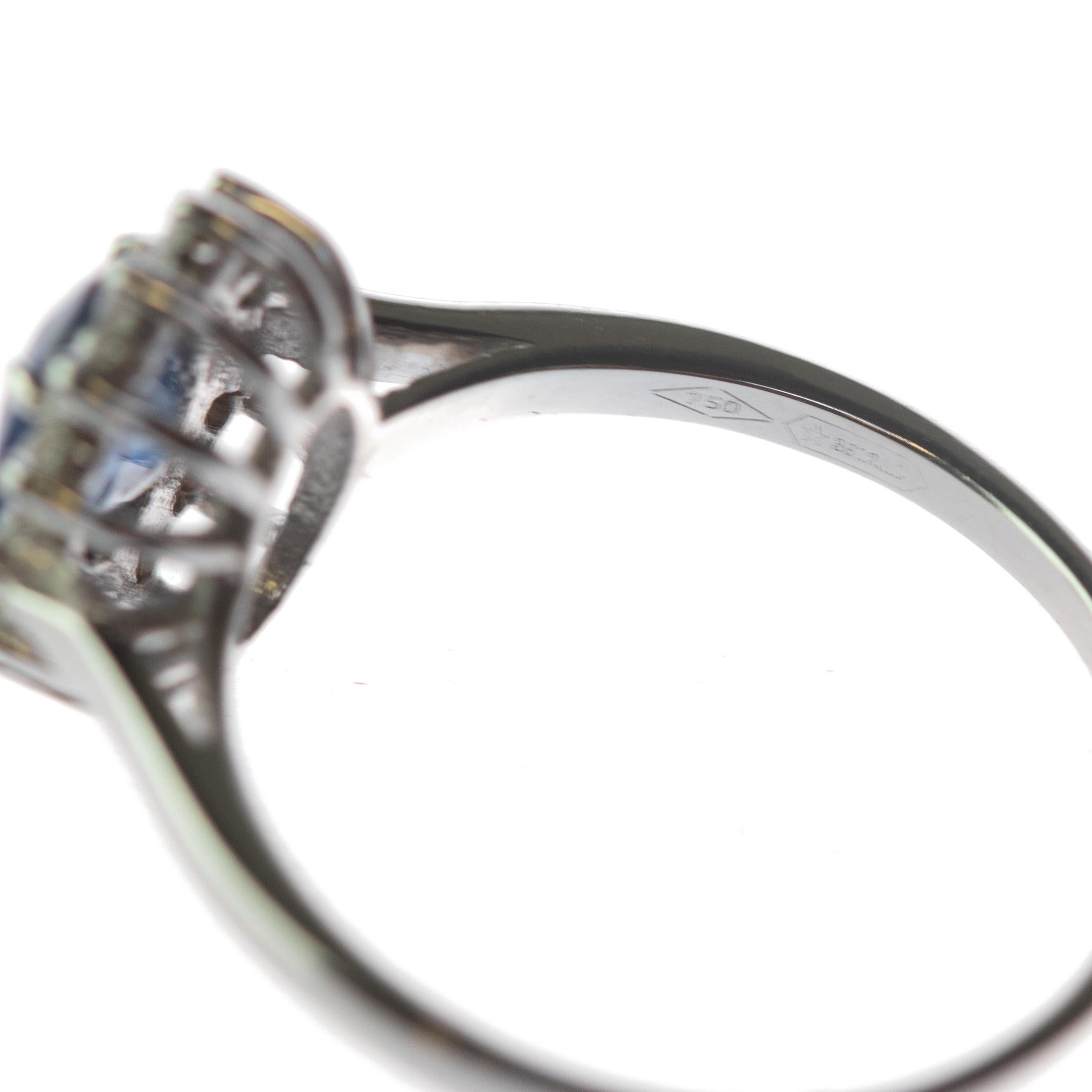 Intini Jewels Bague édouardienne en or 18 carats avec saphir bleu facetté et diamant ovale Neuf - En vente à Milano, IT