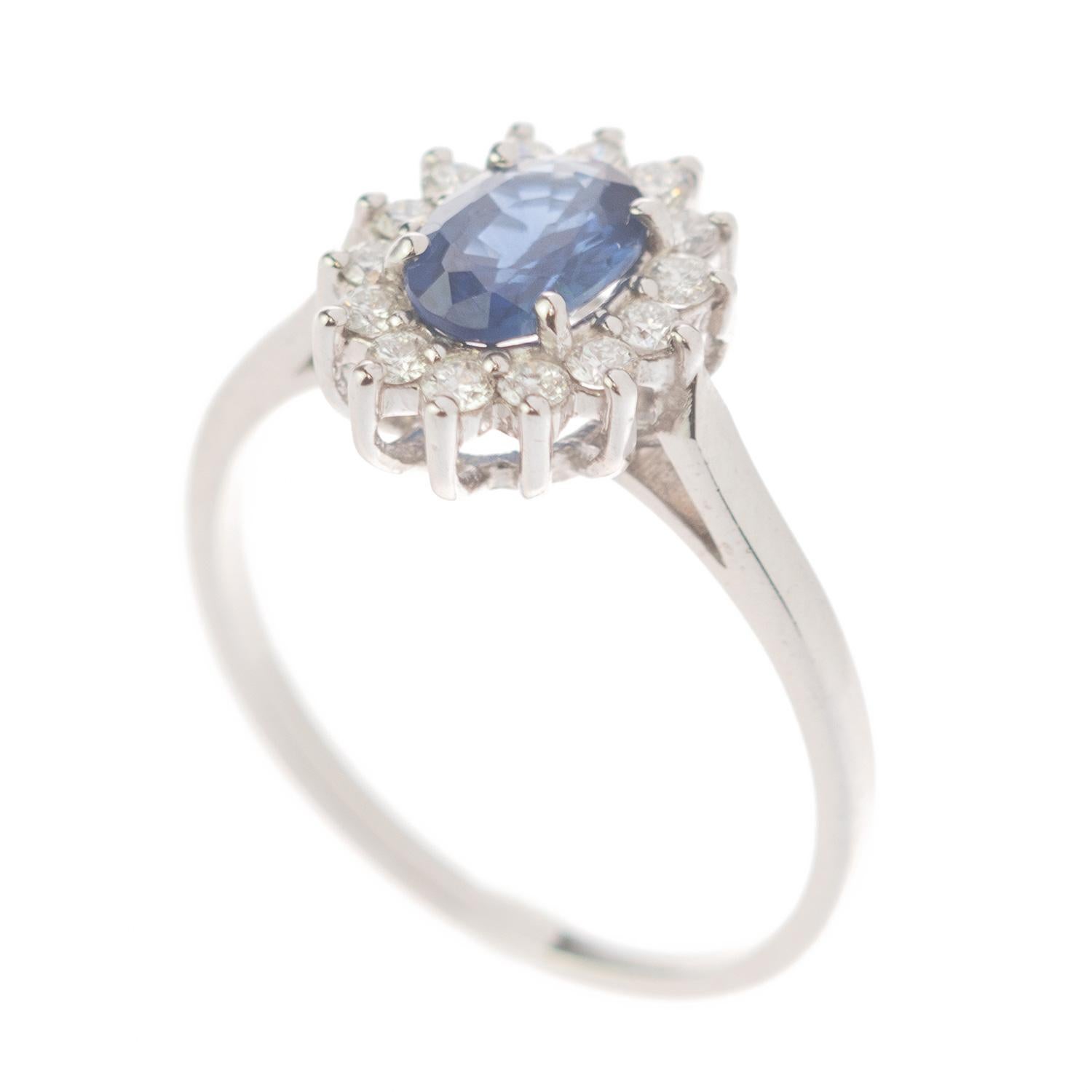 Intini Jewels Bague édouardienne en or 18 carats avec saphir bleu facetté et diamant ovale Pour femmes en vente