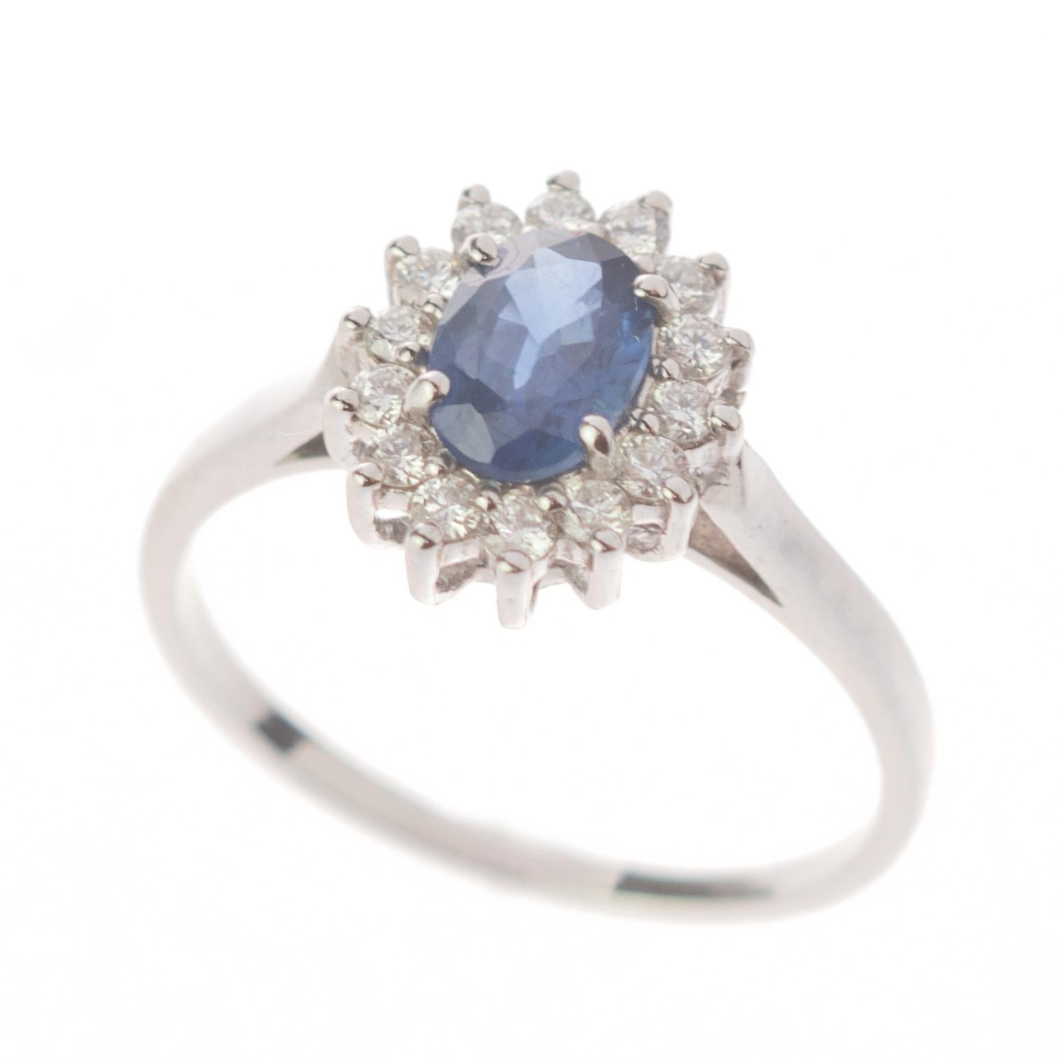 Intini Jewels Bague édouardienne en or 18 carats avec saphir bleu facetté et diamant ovale en vente 1