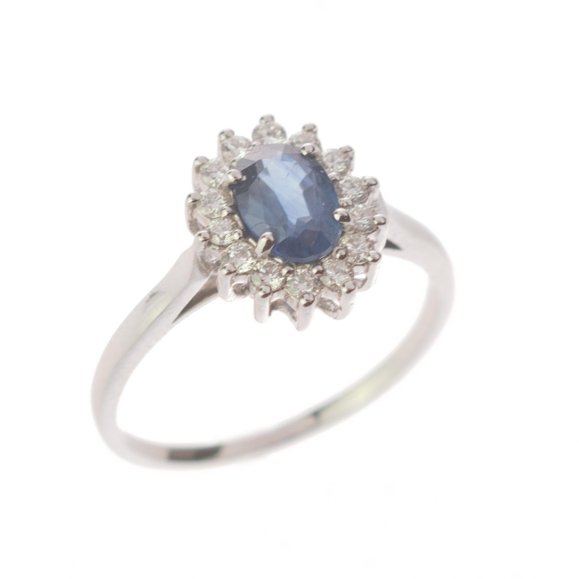 Intini Jewels Bague édouardienne en or 18 carats avec saphir bleu facetté et diamant ovale en vente 2