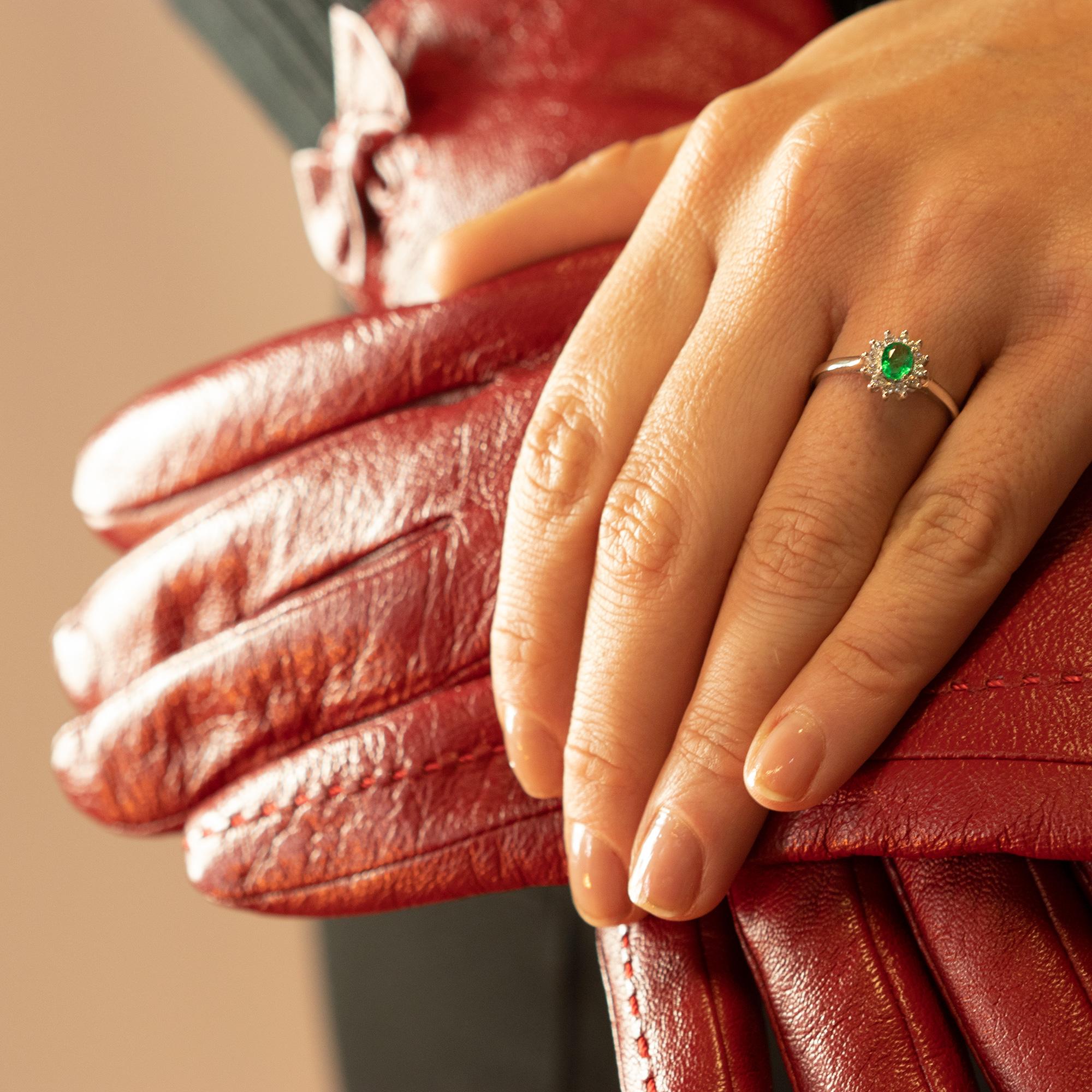 Ein atemberaubender ovaler Smaragd mit Facettenschliff, veredelt mit 18 Karat Weißgold und Diamanten. Diese epischen Schmuckstücke sind ein herausragendes Beispiel für Qualität und italienische, handgefertigte königliche Handwerkskunst. Kreieren Sie