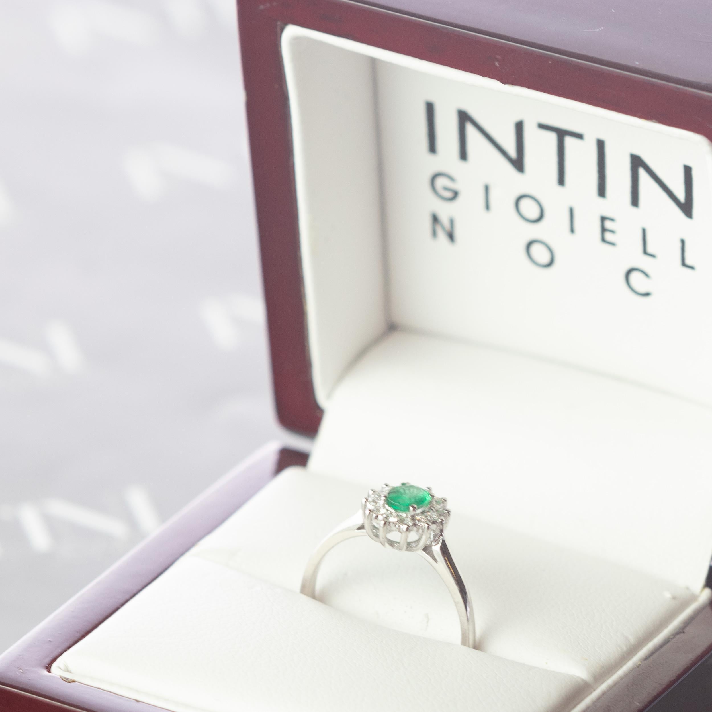 Dietini Juwelen Facettierter Smaragd Oval Diamant 18 Karat Weißgold Edwardianischer Ring (Ovalschliff) im Angebot