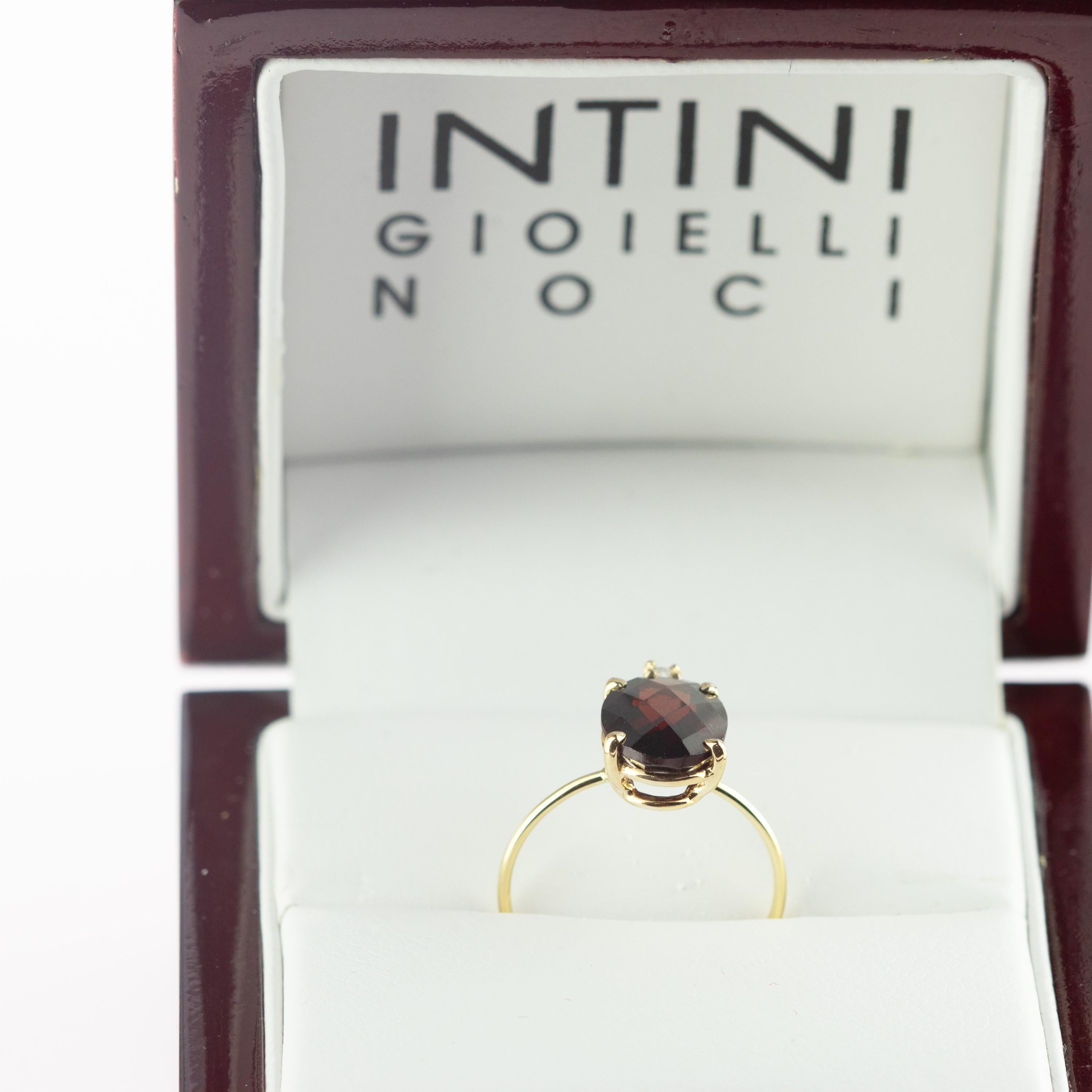 Taille mixte Intini Jewels, bague moderne faite à la main en or jaune 18 carats avec grenats facettés et diamants en vente