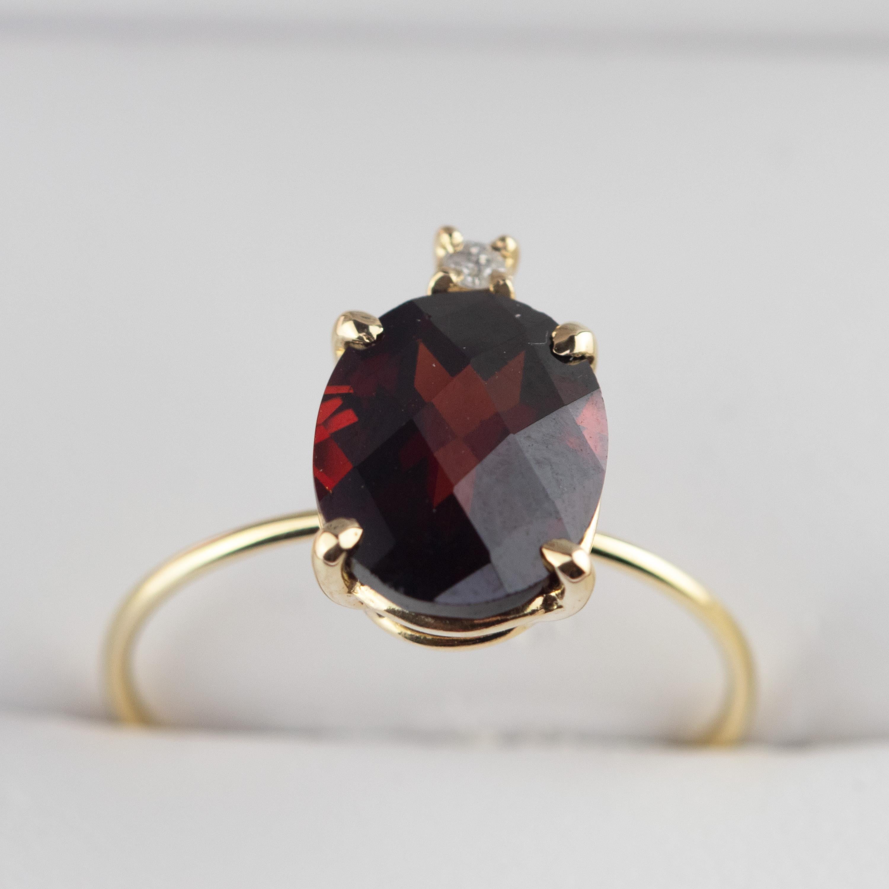 Intini Jewels, bague moderne faite à la main en or jaune 18 carats avec grenats facettés et diamants Pour femmes en vente