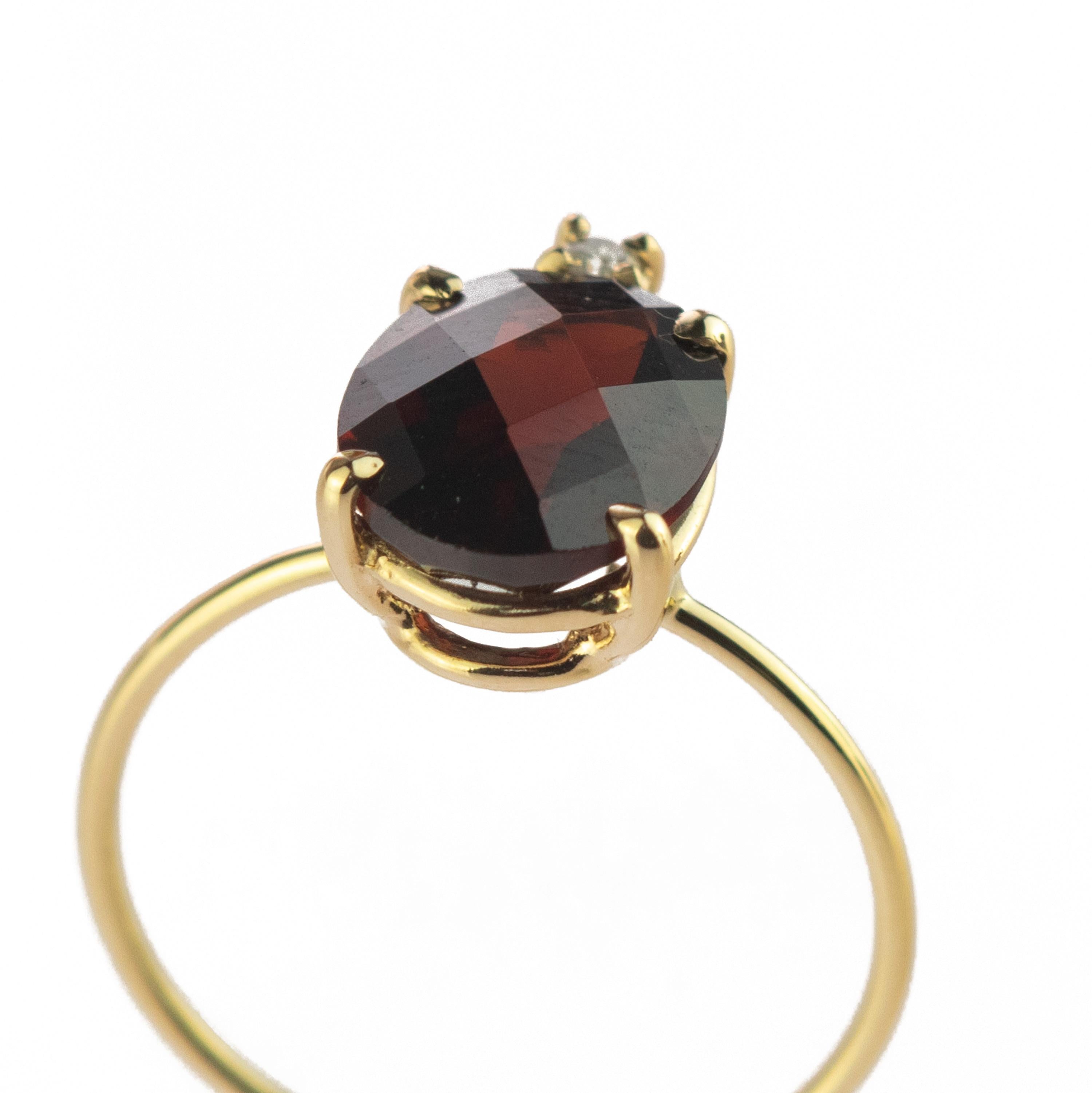 Moderne Intini Jewels, bague moderne faite à la main en or jaune 18 carats avec grenats facettés et diamants en vente