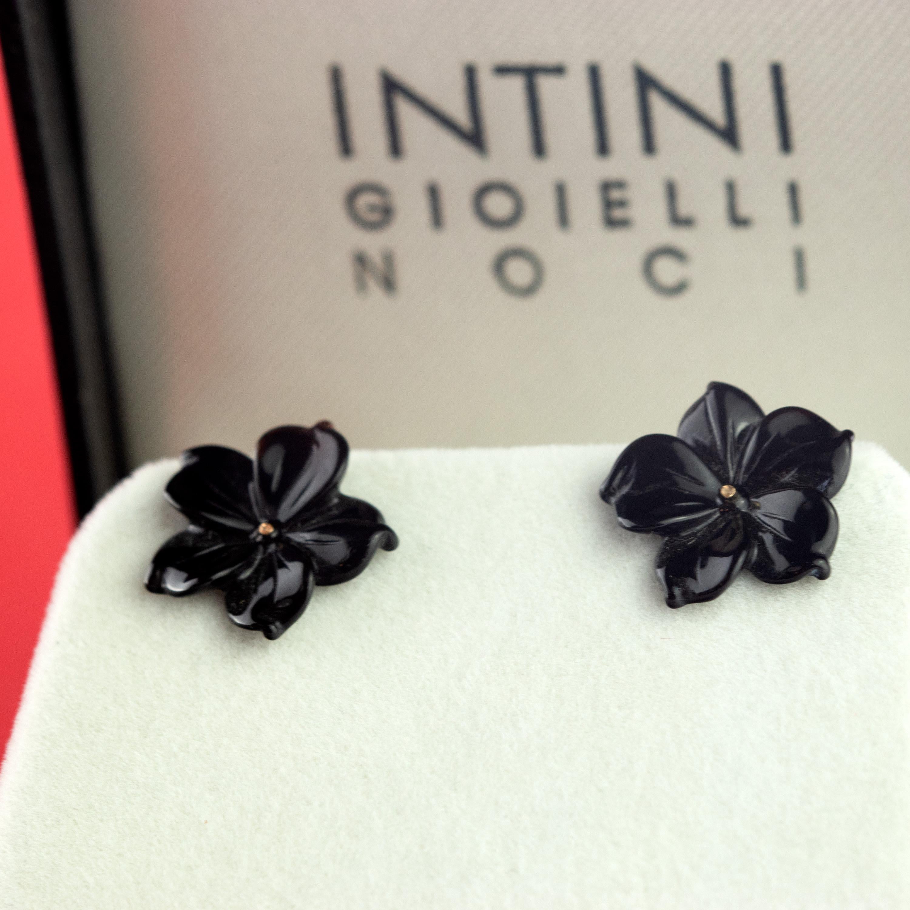 Intini Jewels Flower Clous d'oreilles italiens en or 14 carats et agate noire, fabriqués à la main en vente 2